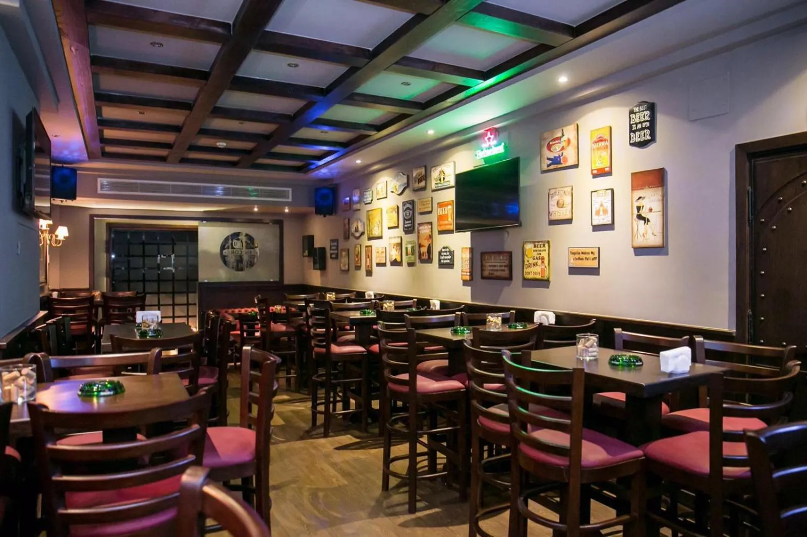 Restaurant/places to eat in Golden Carven Hotel