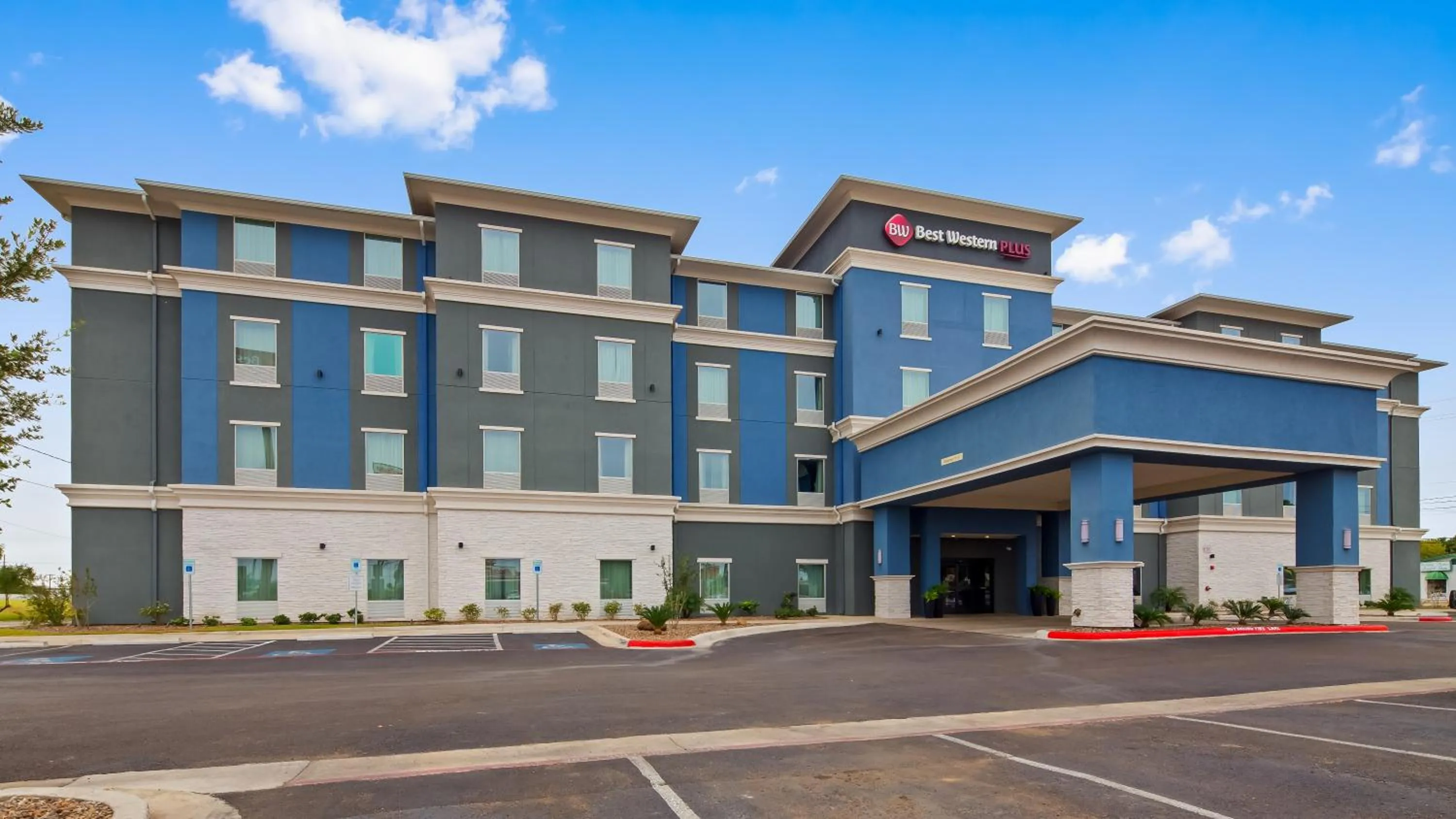 Property building in Best Western Plus Laredo Inn & Suites