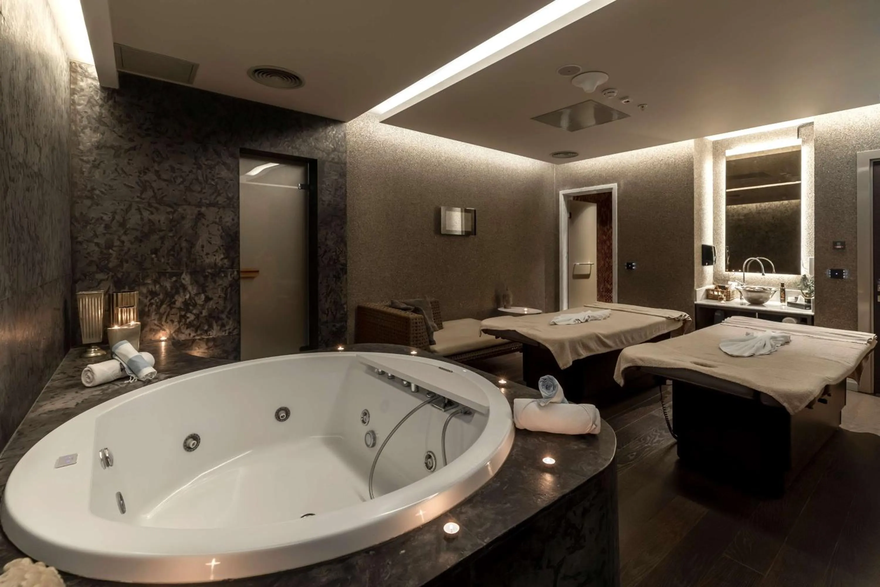 Steam room, Bed in Radisson Blu Hotel Istanbul Ottomare