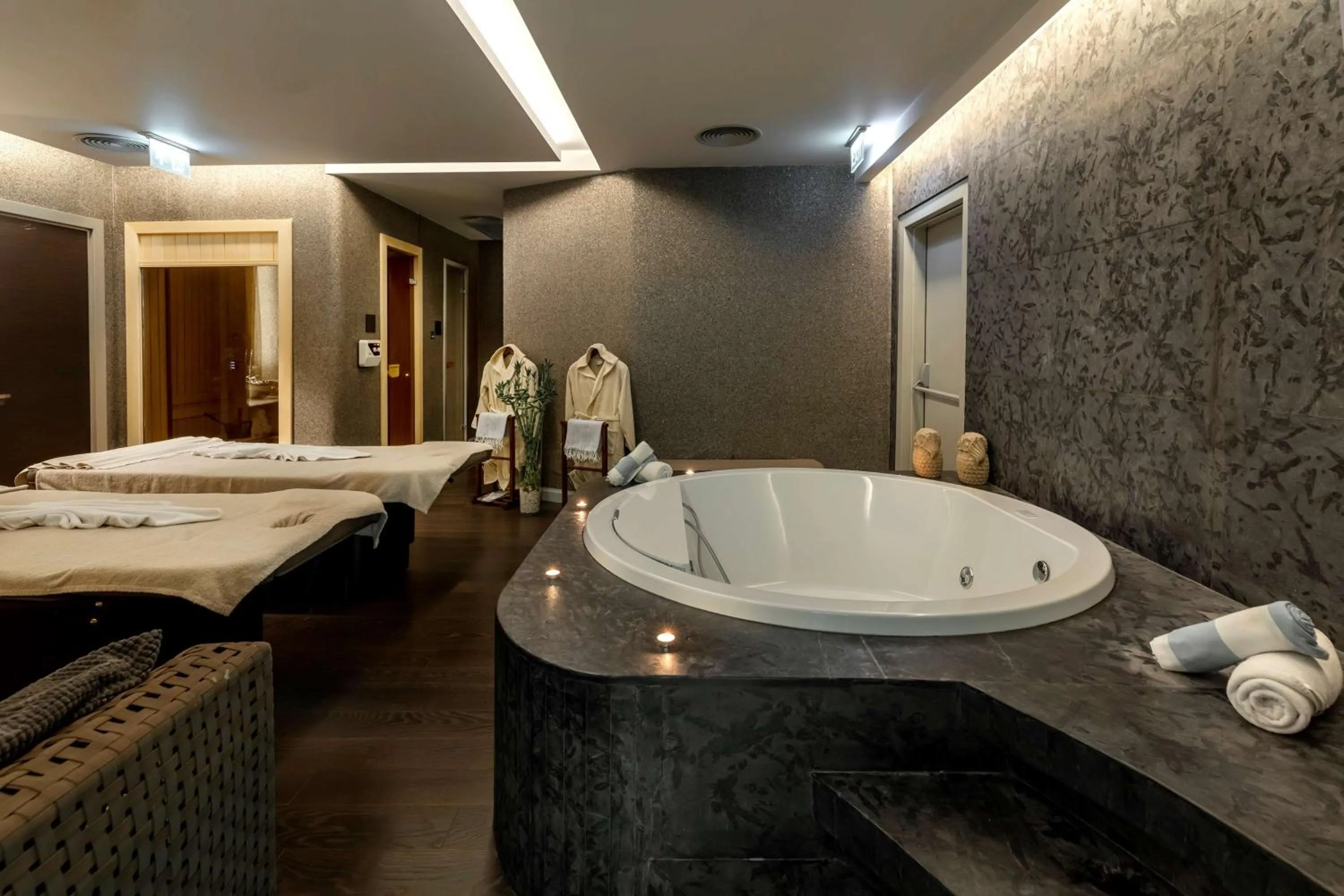 Spa and wellness centre/facilities, Bed in Radisson Blu Hotel Istanbul Ottomare