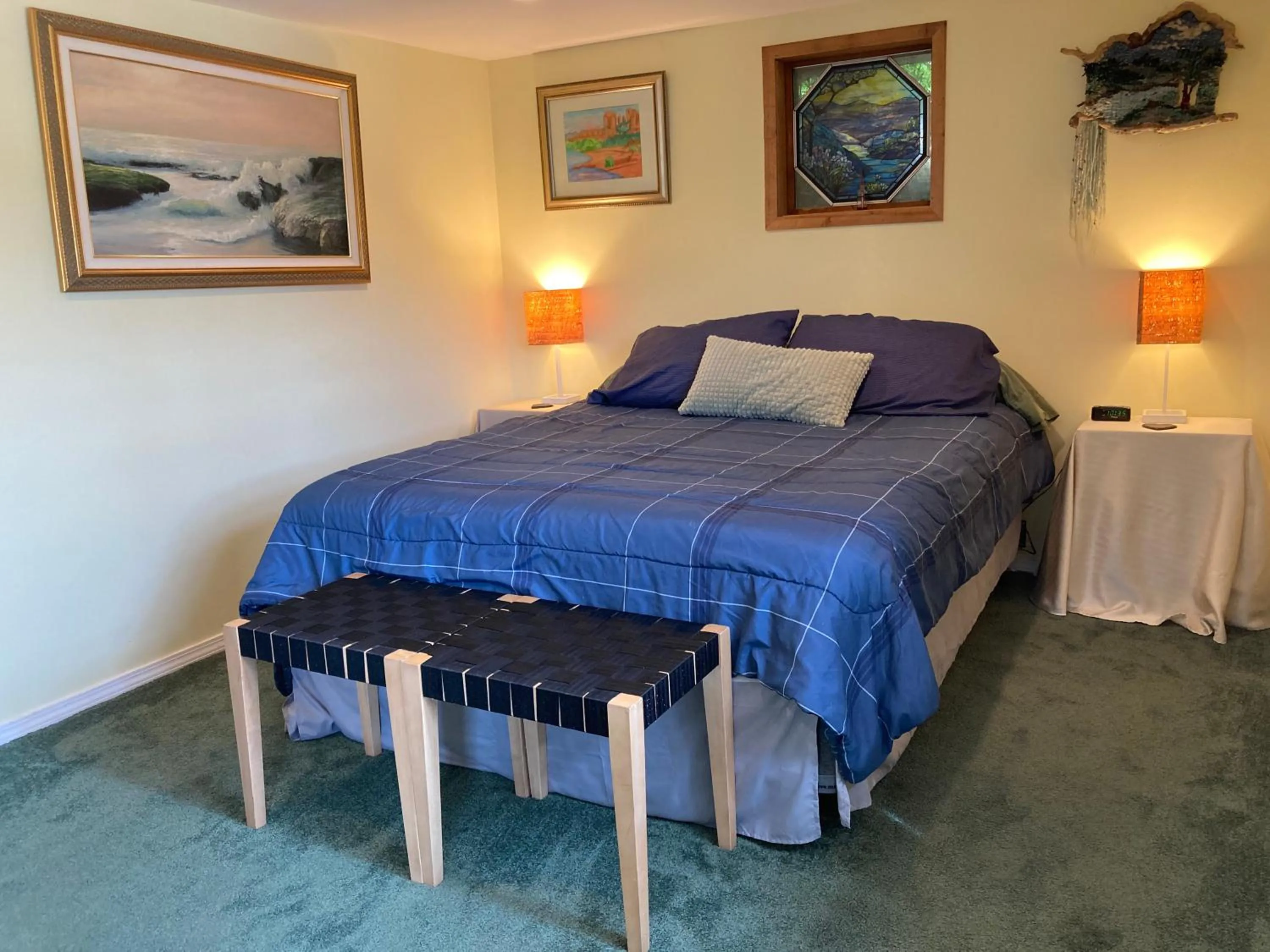 Bed in Cottage Lake Bed and Breakfast