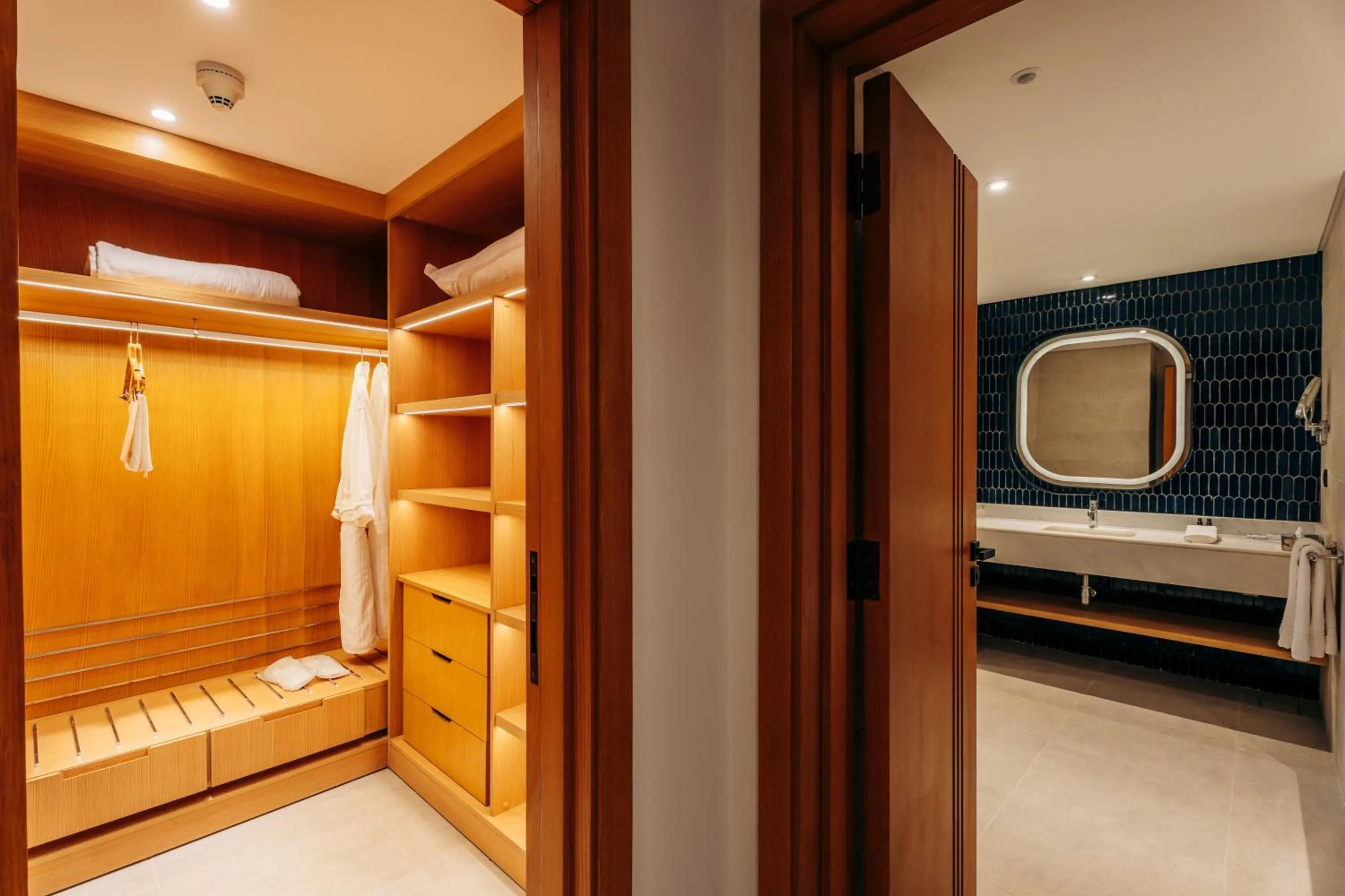Bathroom, Bed in Sheraton Soma Bay Resort