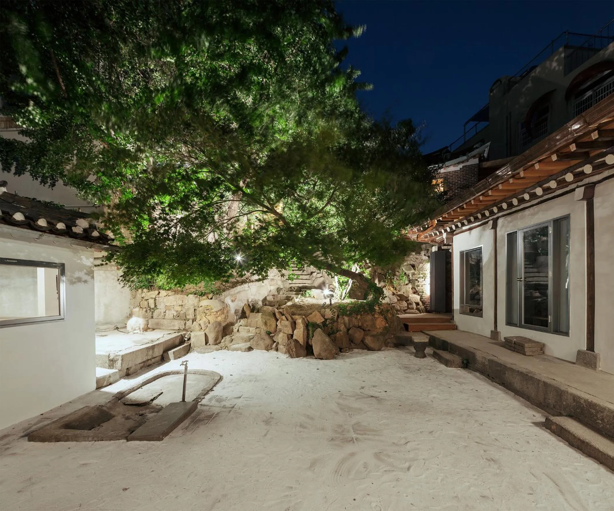 Garden in Side Hanok Residence