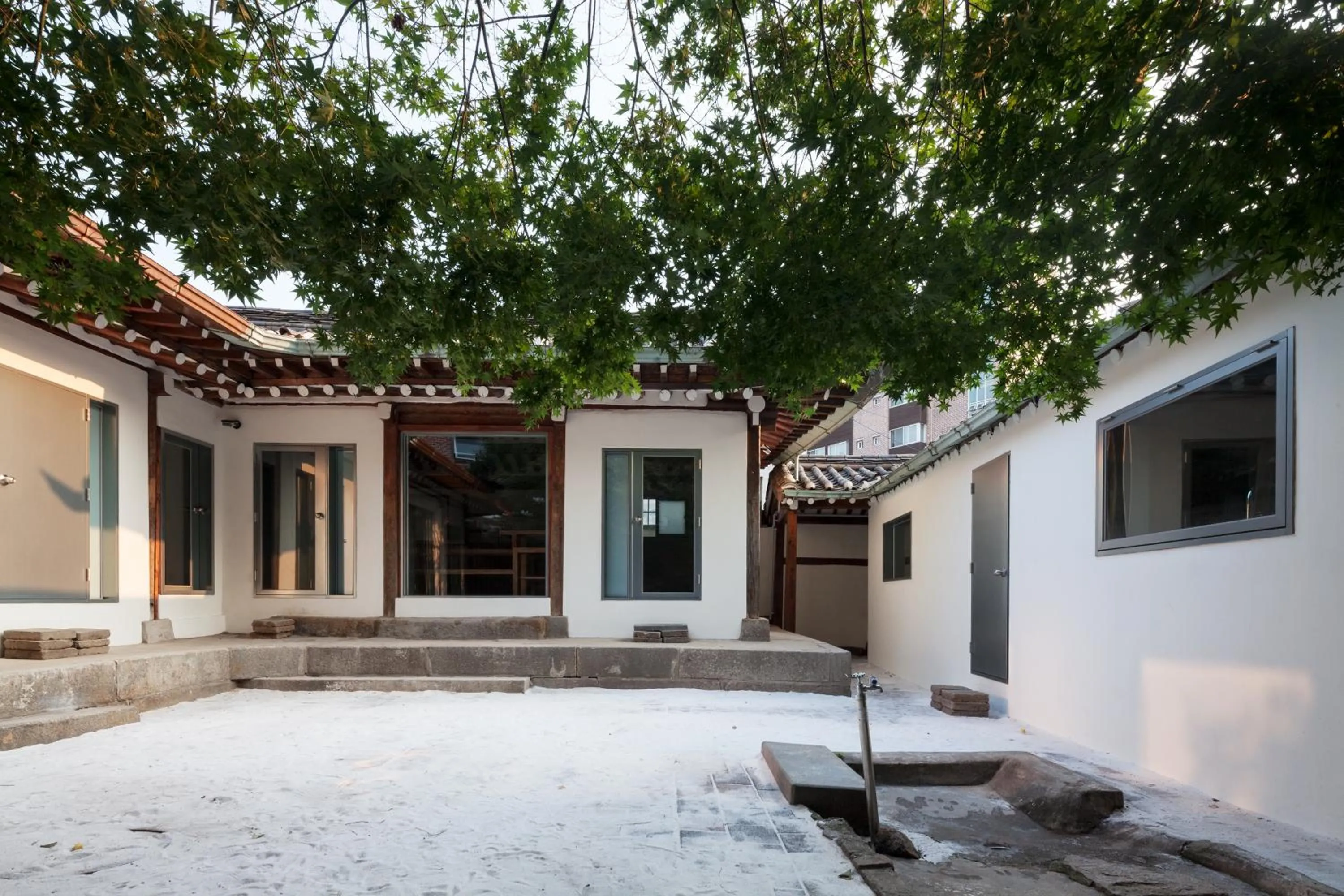 Garden view in Side Hanok Residence