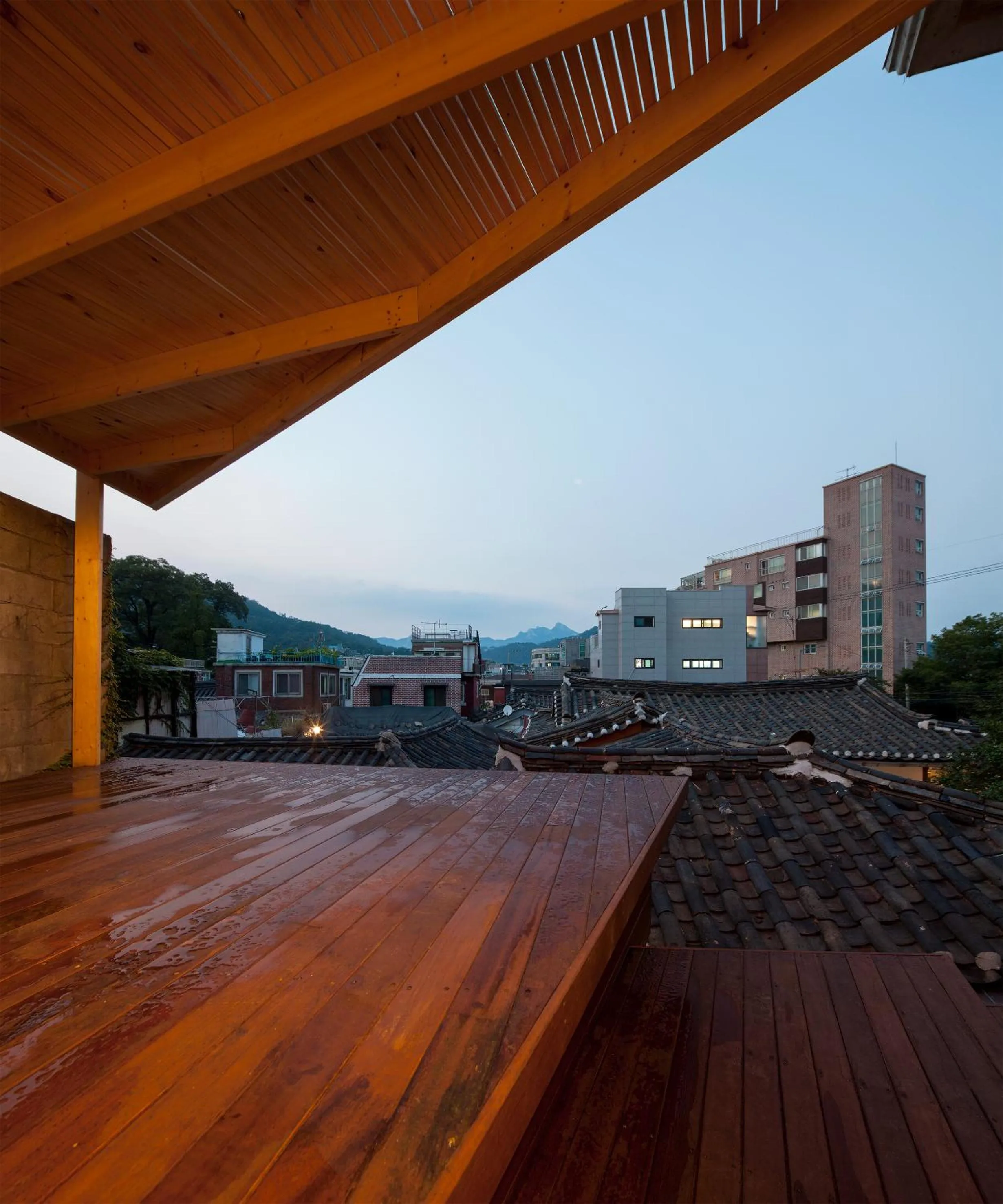 Mountain view in Side Hanok Residence