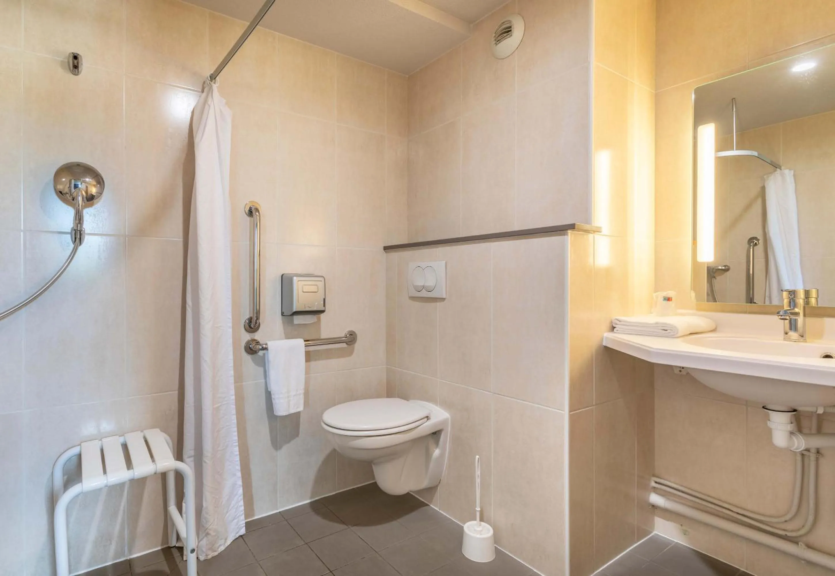 Bathroom in B&B HOTEL Salon de Provence