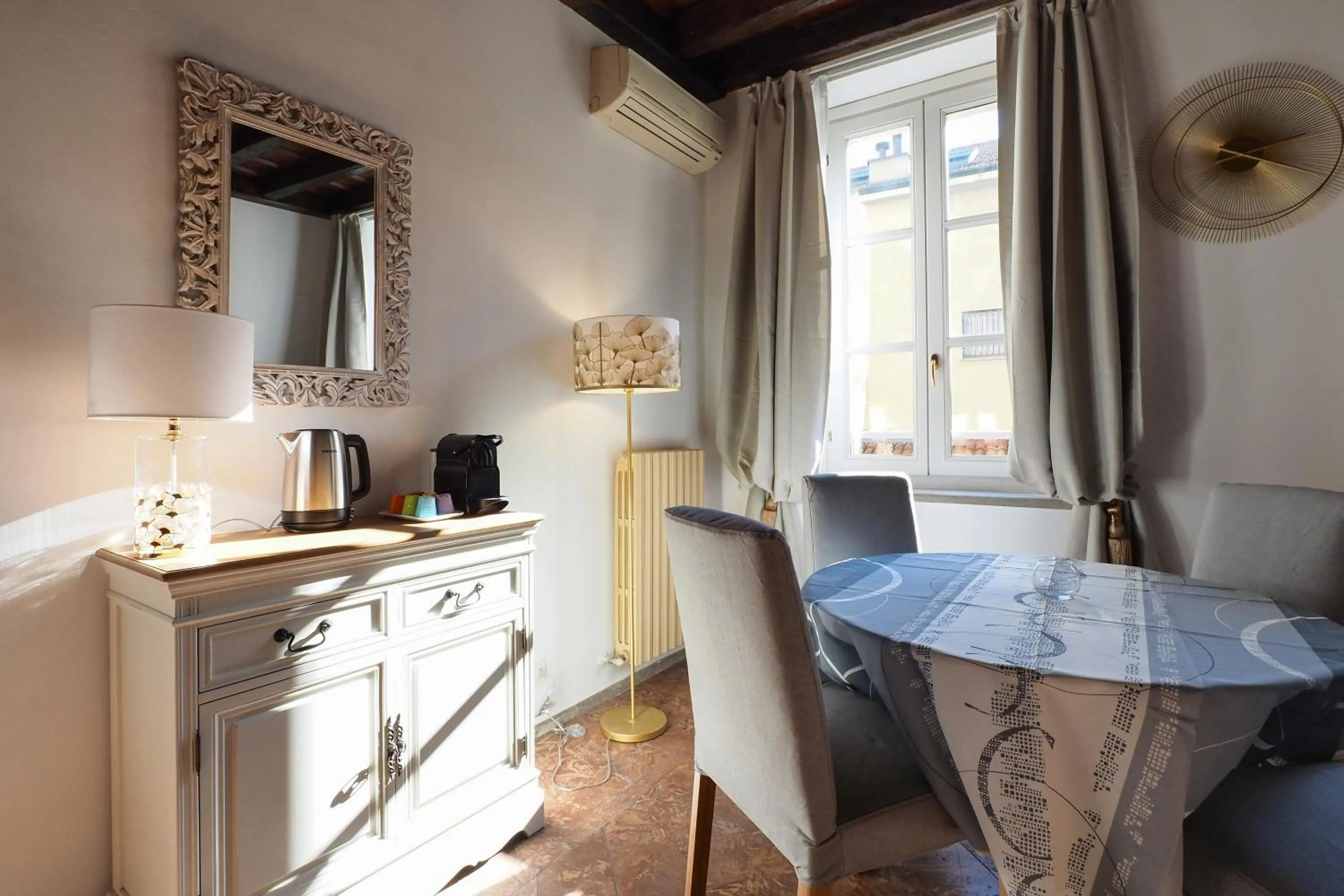 Dining area in Mila Apartments Magenta