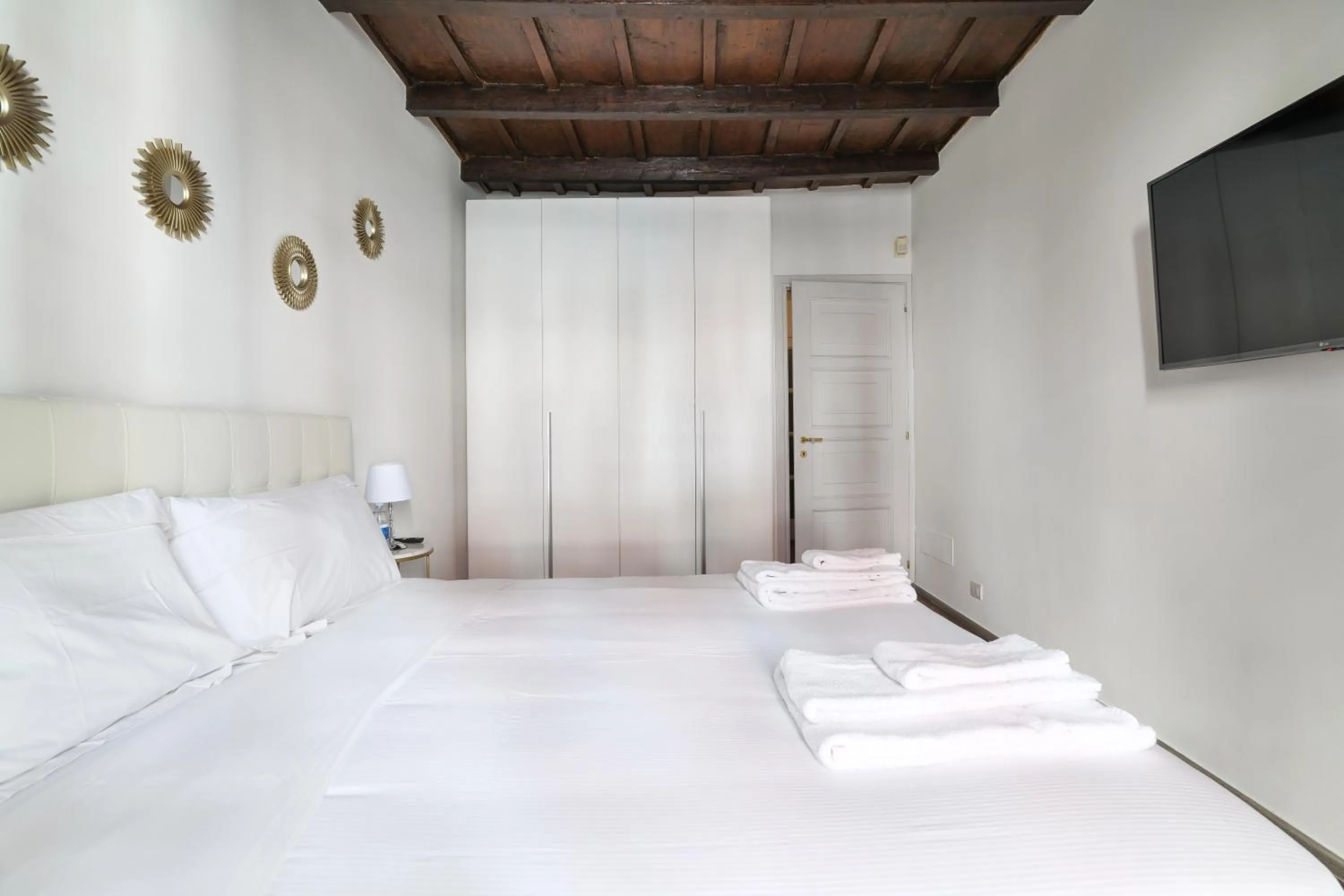 Bed in Mila Apartments Magenta