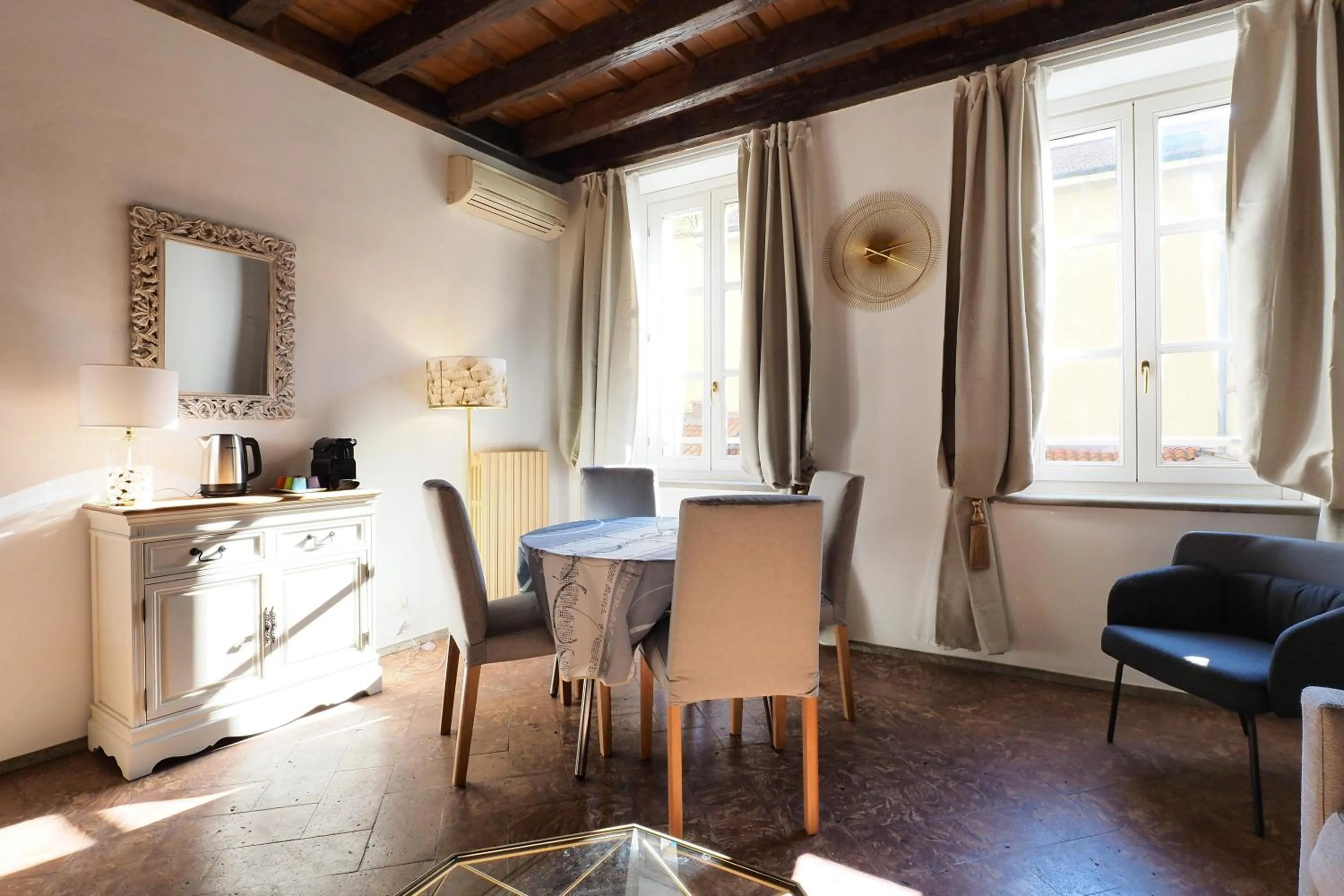 Seating area in Mila Apartments Magenta