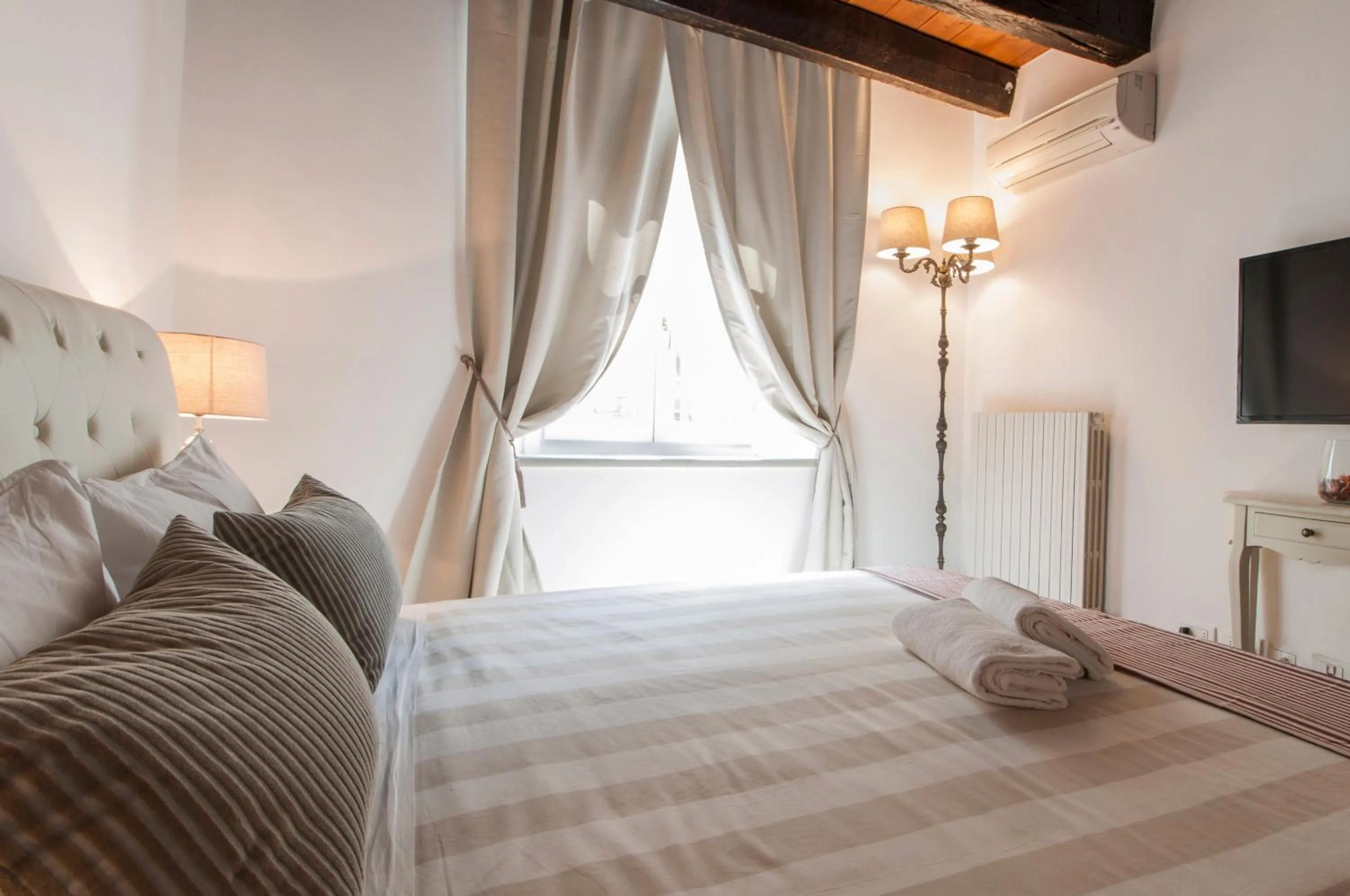 Bed in Mila Apartments Magenta