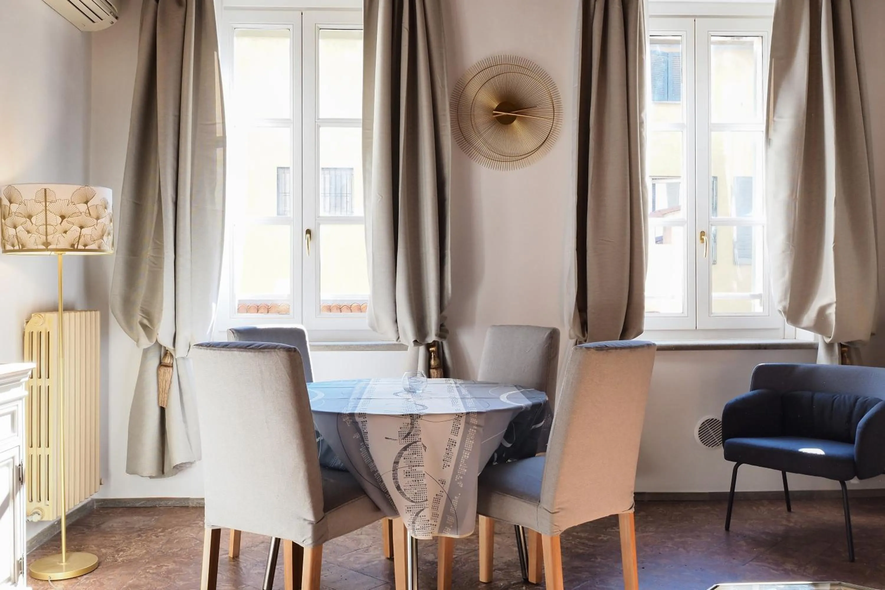 Dining area in Mila Apartments Magenta