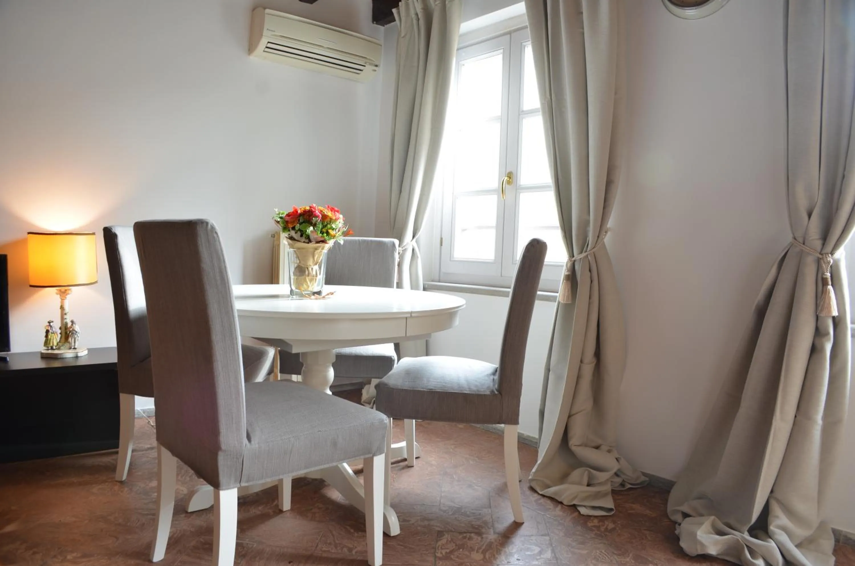 Dining area in Mila Apartments Magenta