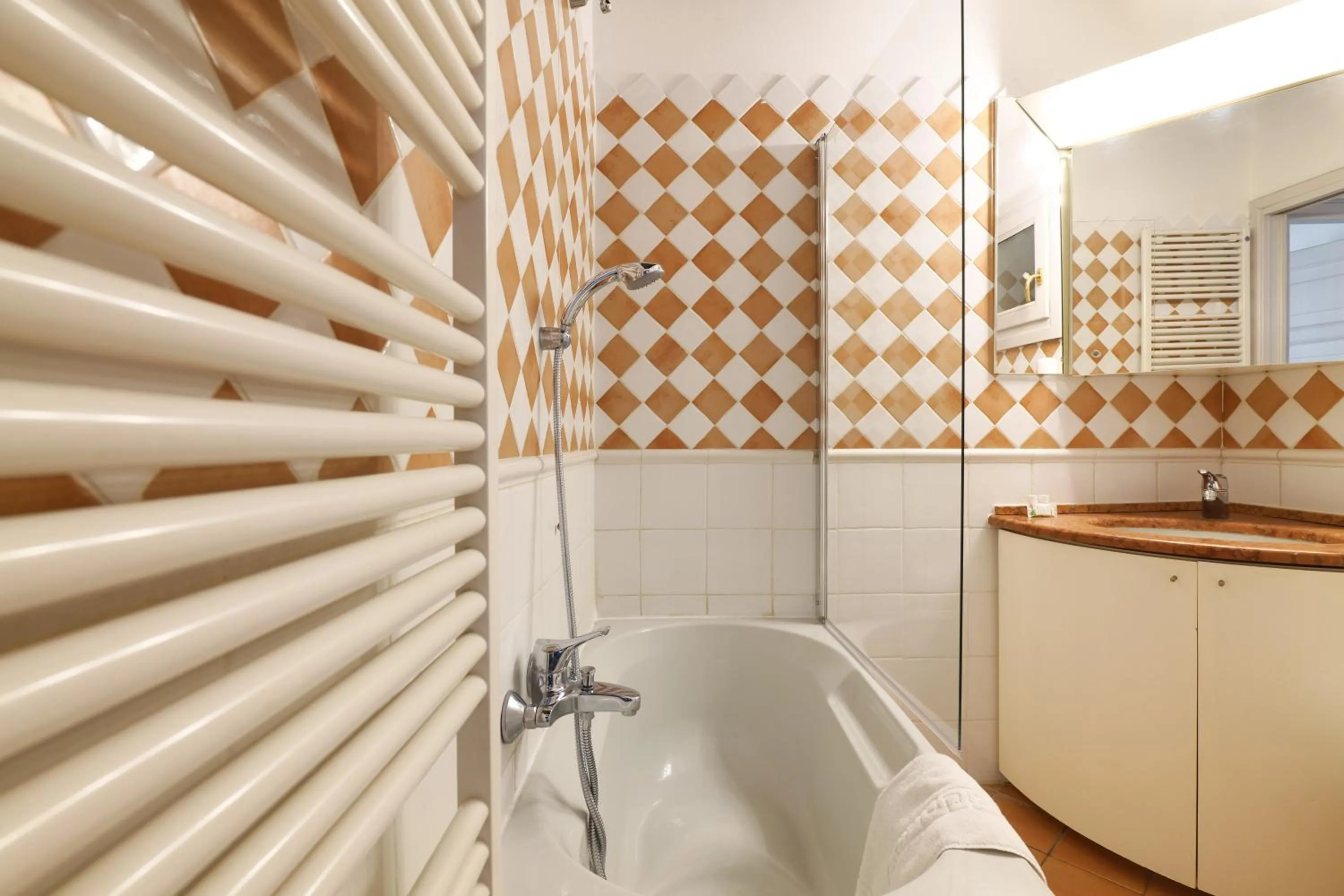 Shower in Mila Apartments Magenta