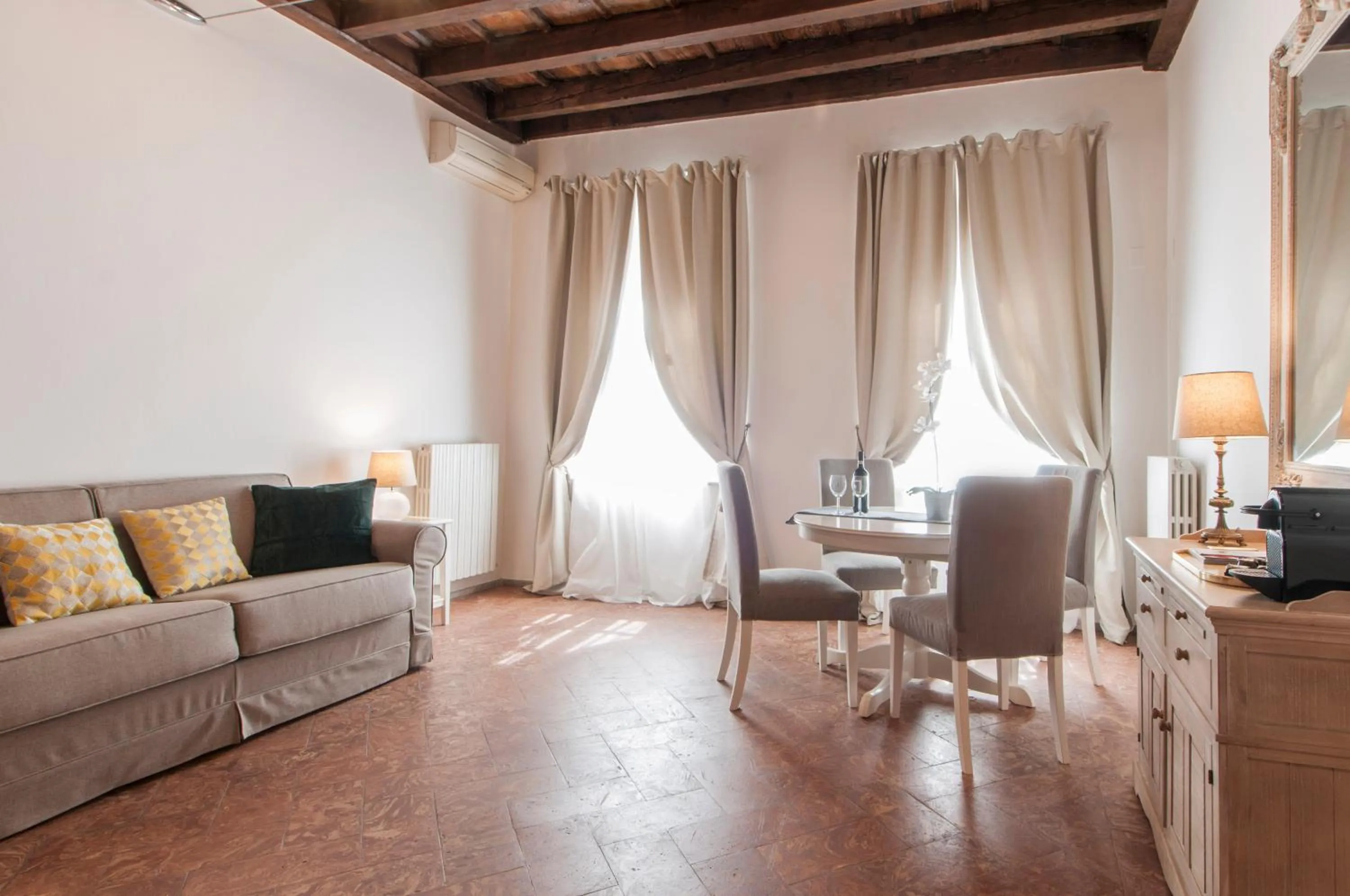 Dining area in Mila Apartments Magenta