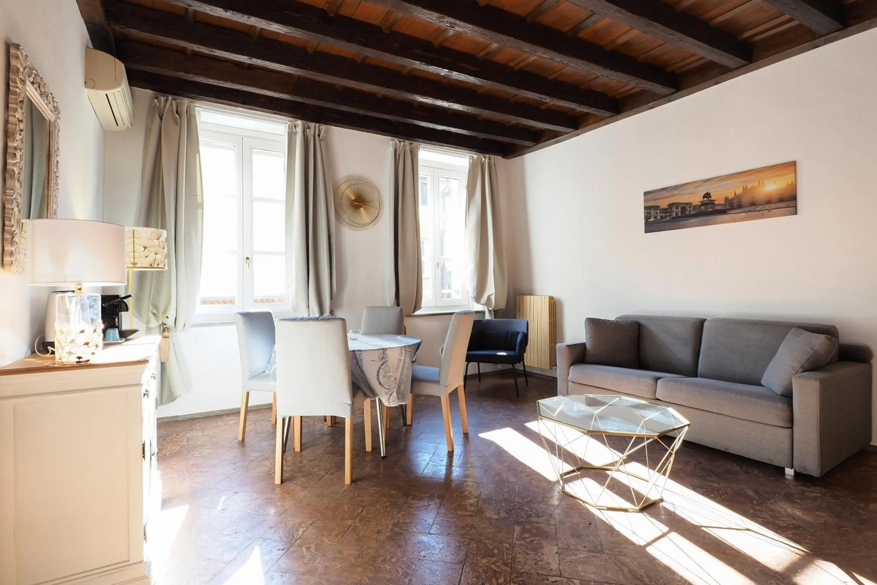 Dining area in Mila Apartments Magenta