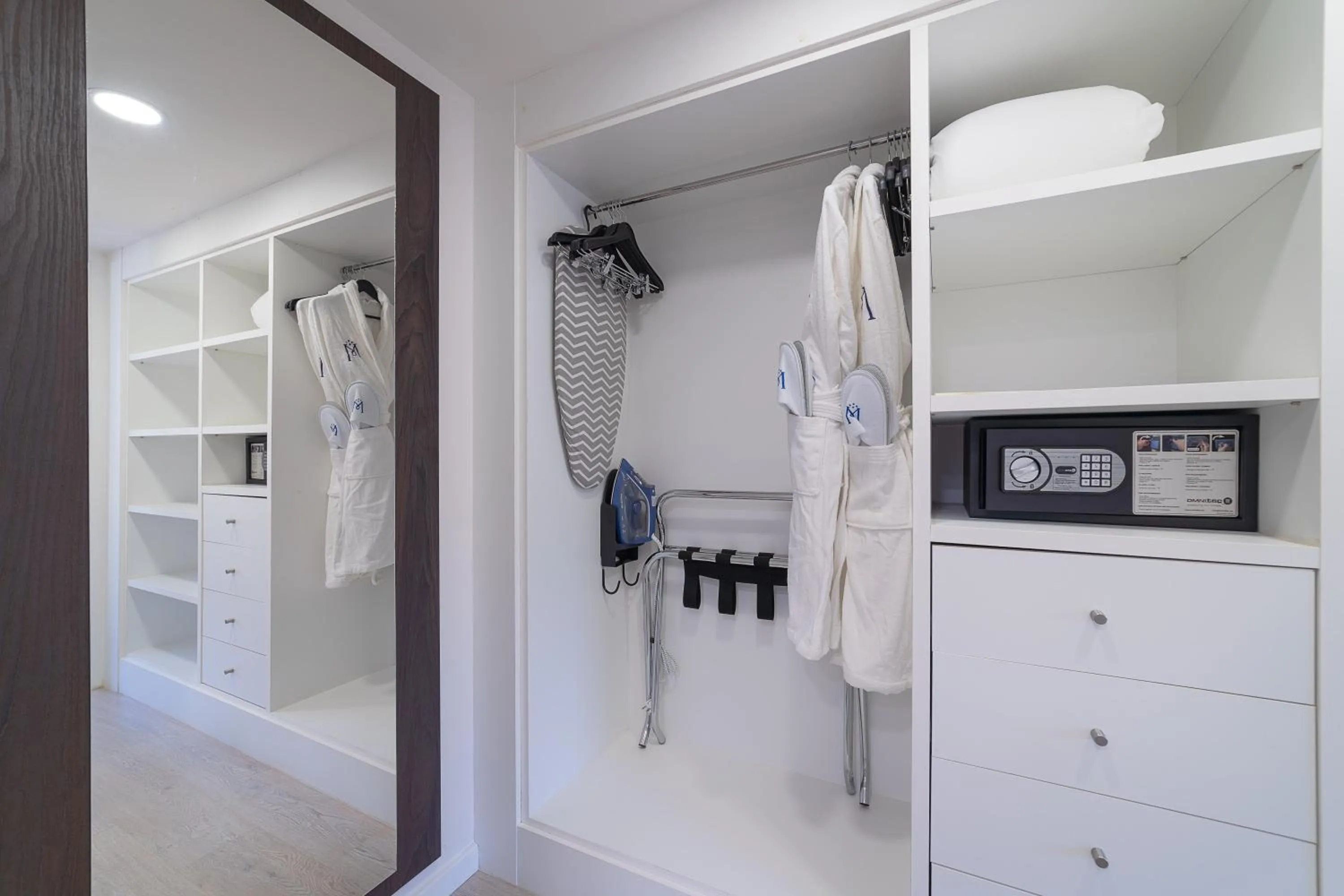 wardrobe in Hotel Boutique Minister 4Sup