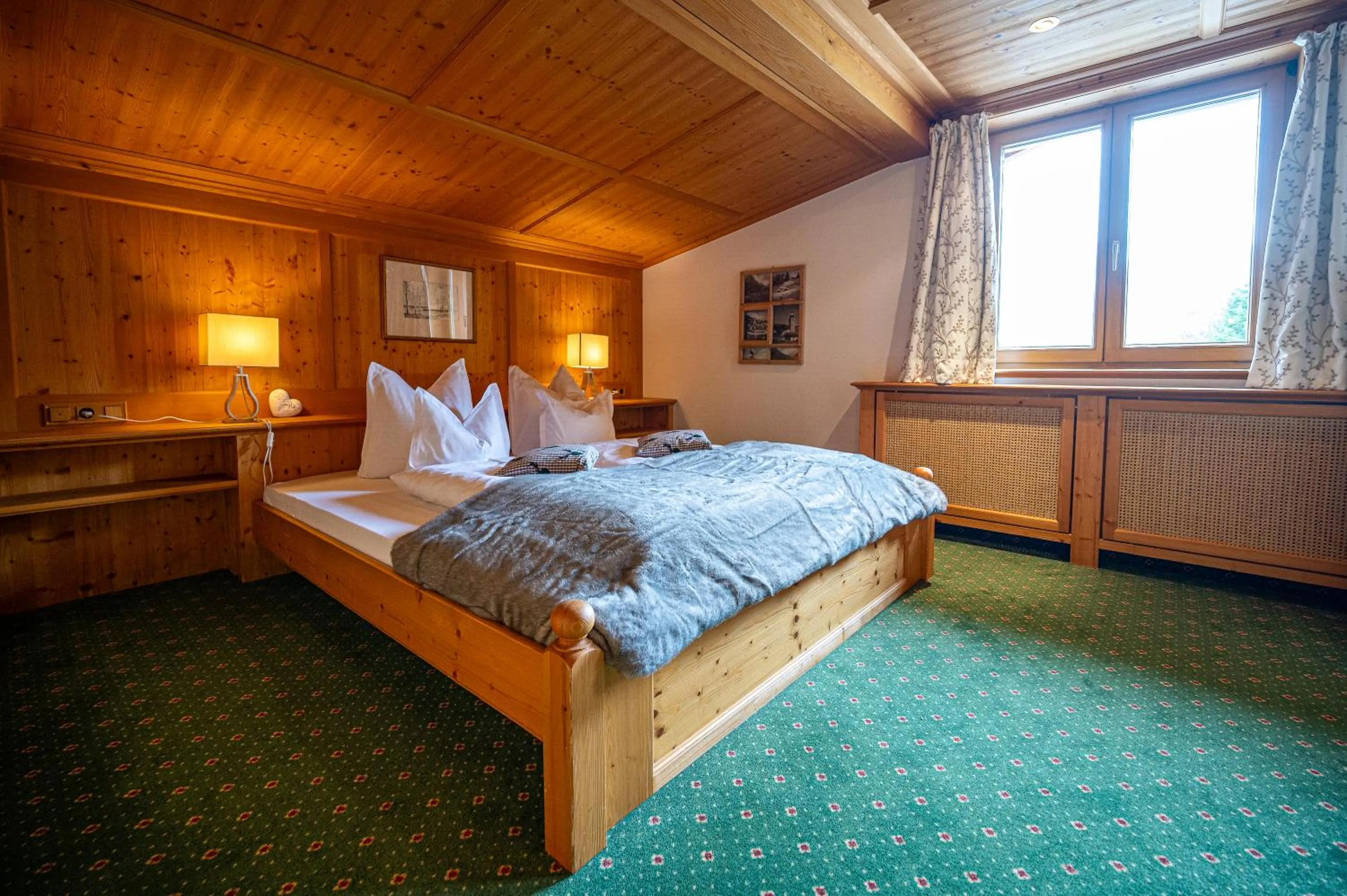 Bedroom, Bed in die AlpenRose