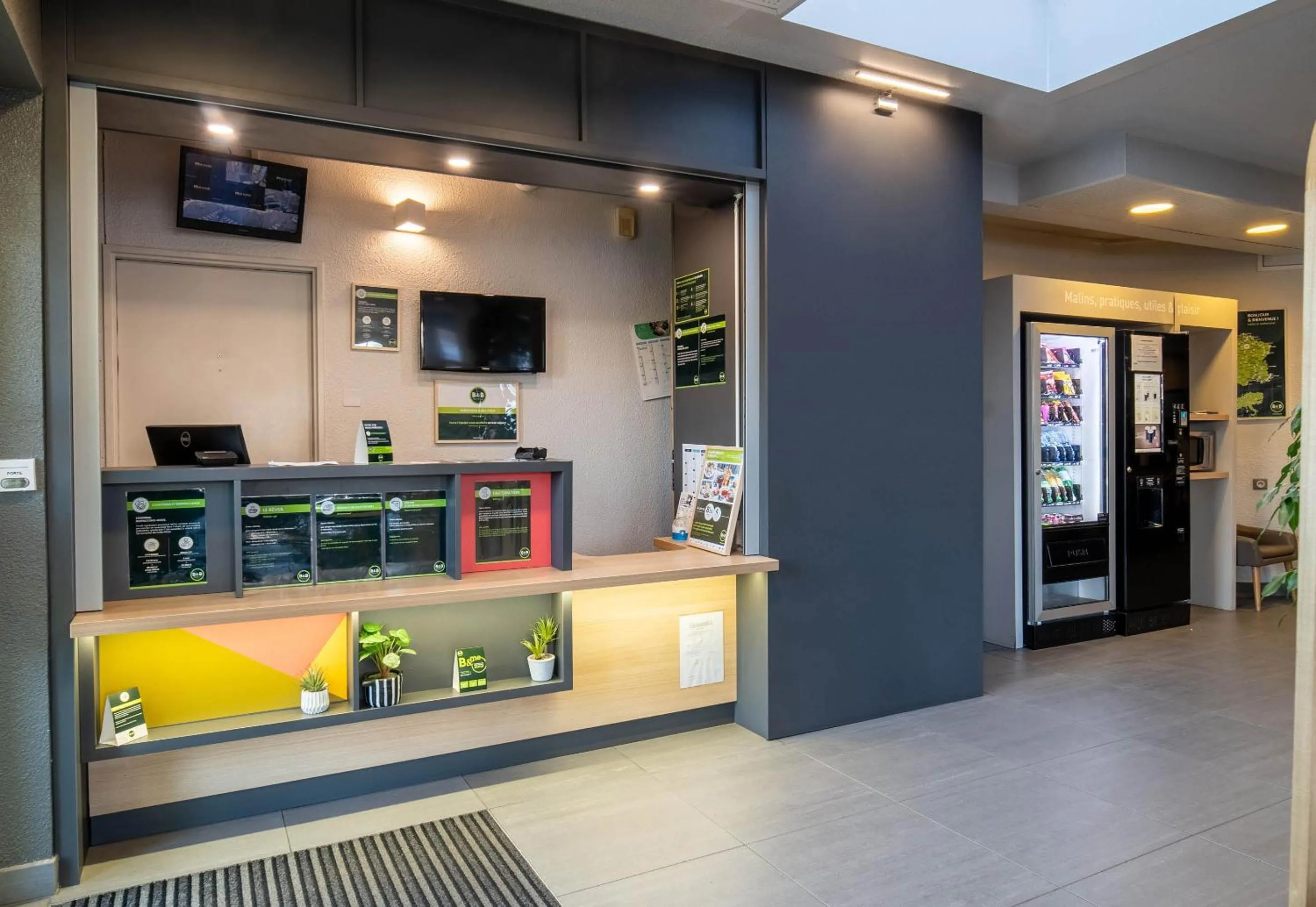 Lobby or reception in B&B HOTEL Brive-la-Gaillarde
