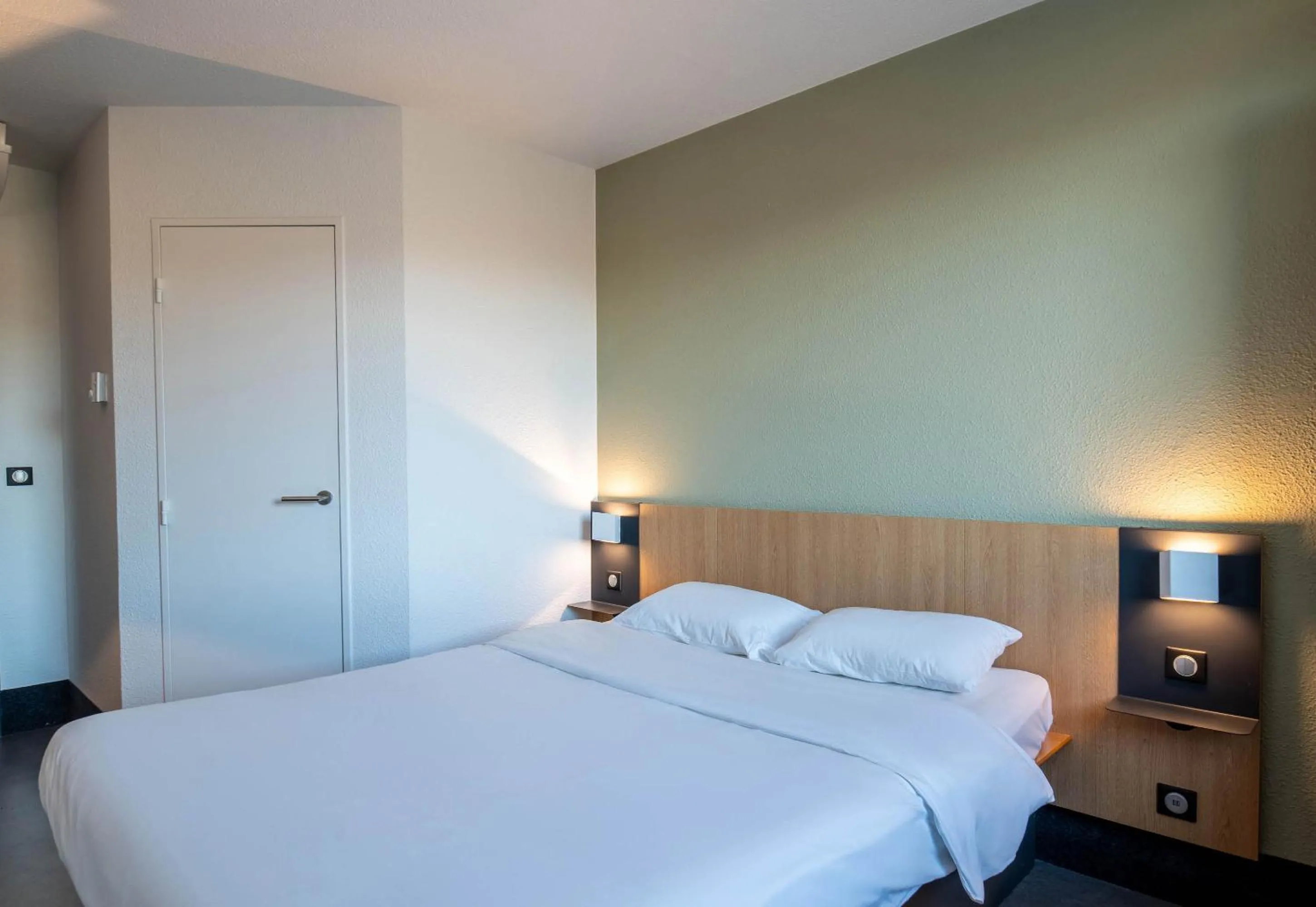 Bedroom, Bed in B&B HOTEL Brive-la-Gaillarde