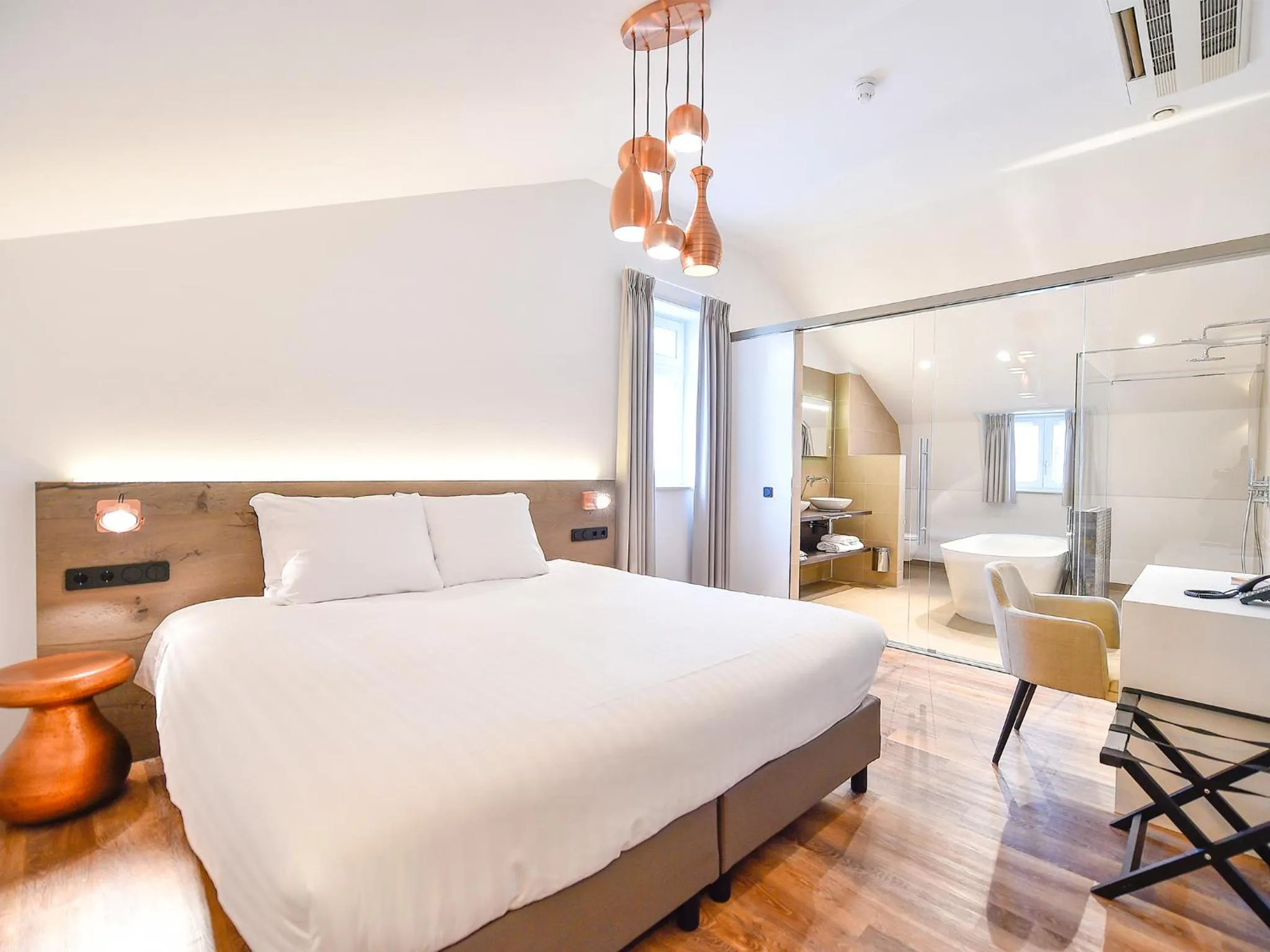 Bathroom, Bed in Brasserie-Hotel Antje van de Statie