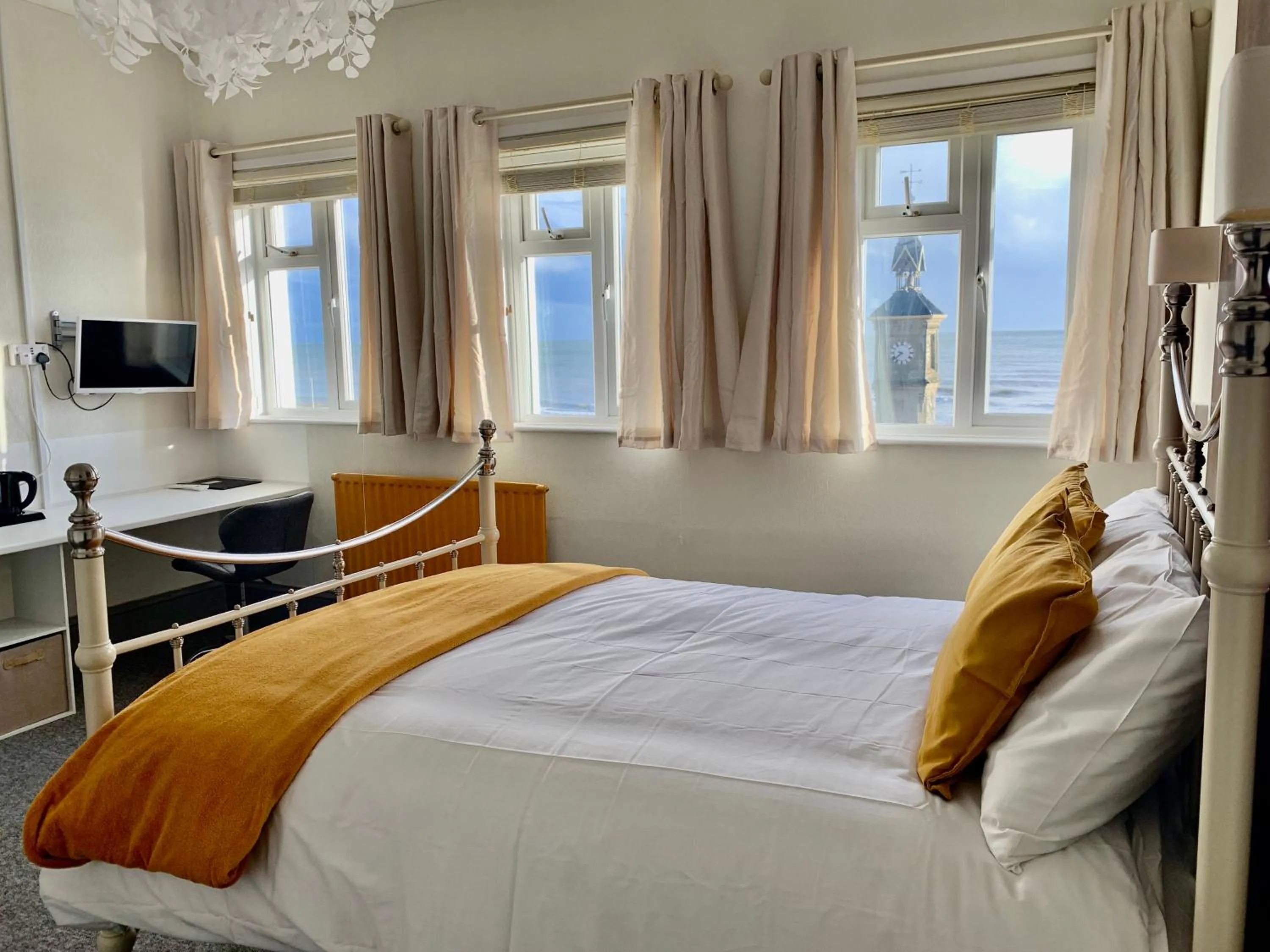 Photo of the whole room, Bed in Waterfront Inn