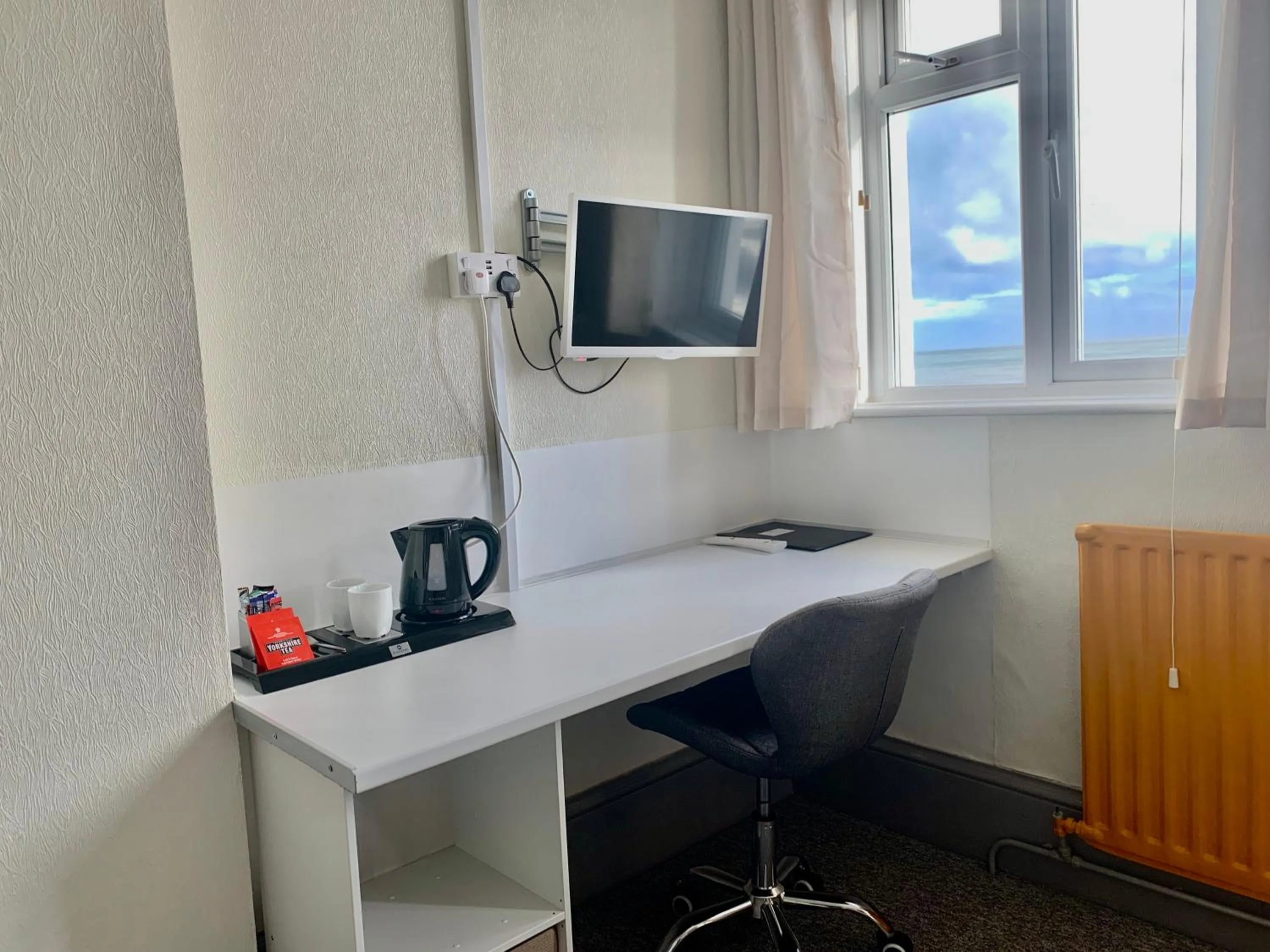 Coffee/tea facilities in Waterfront Inn