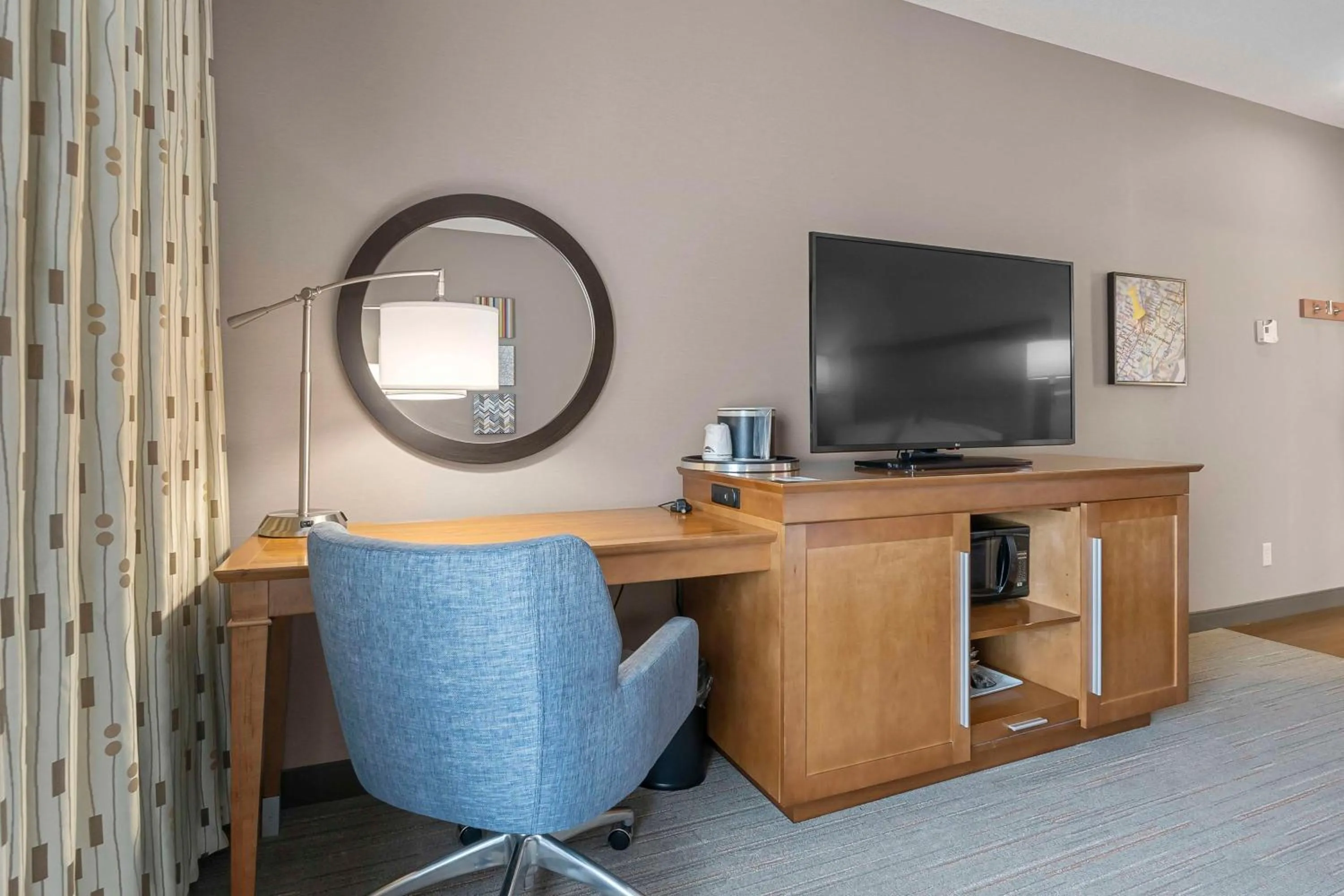 Bedroom in Hampton Inn Cape Girardeau I-55 East, MO