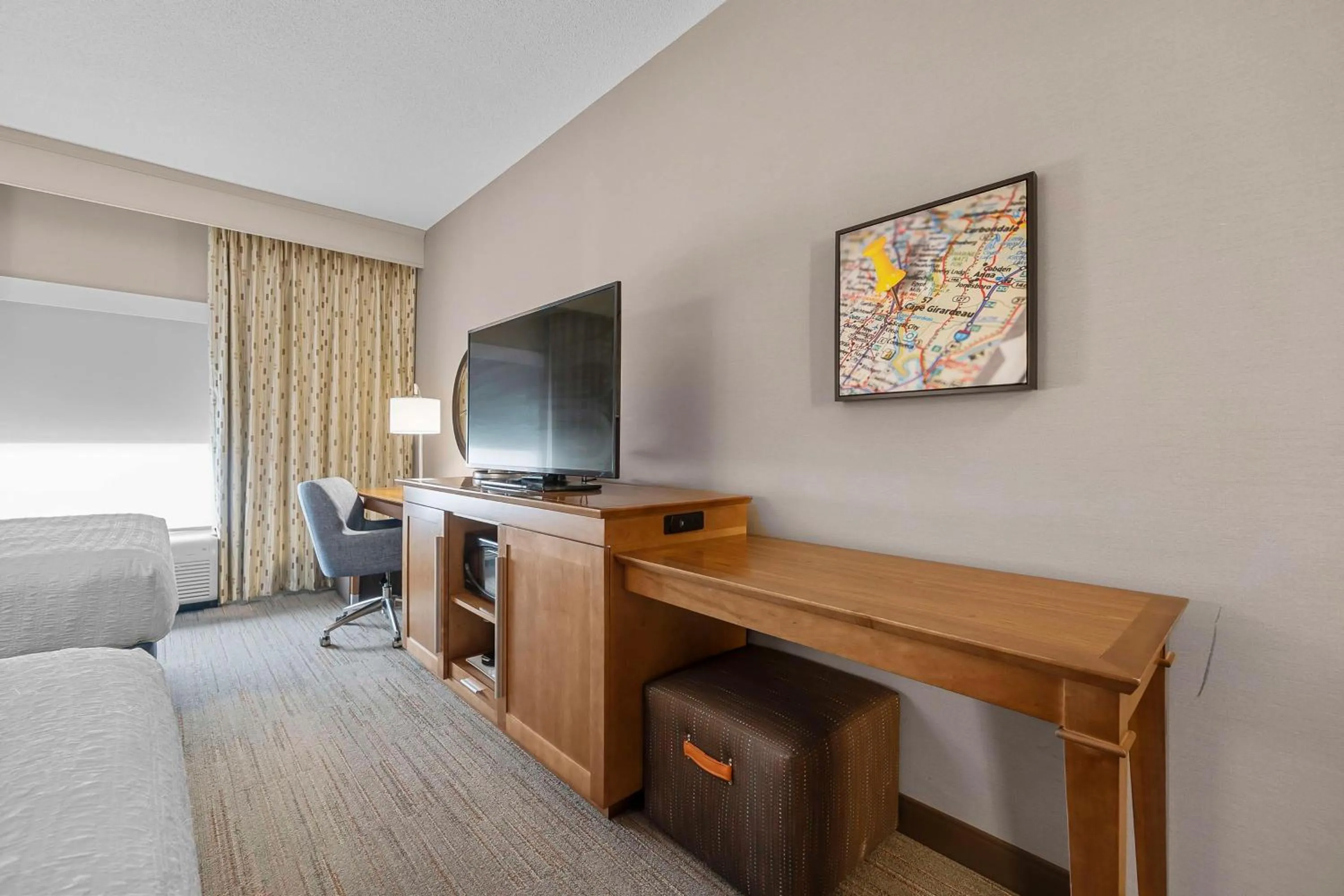 Bedroom in Hampton Inn Cape Girardeau I-55 East, MO