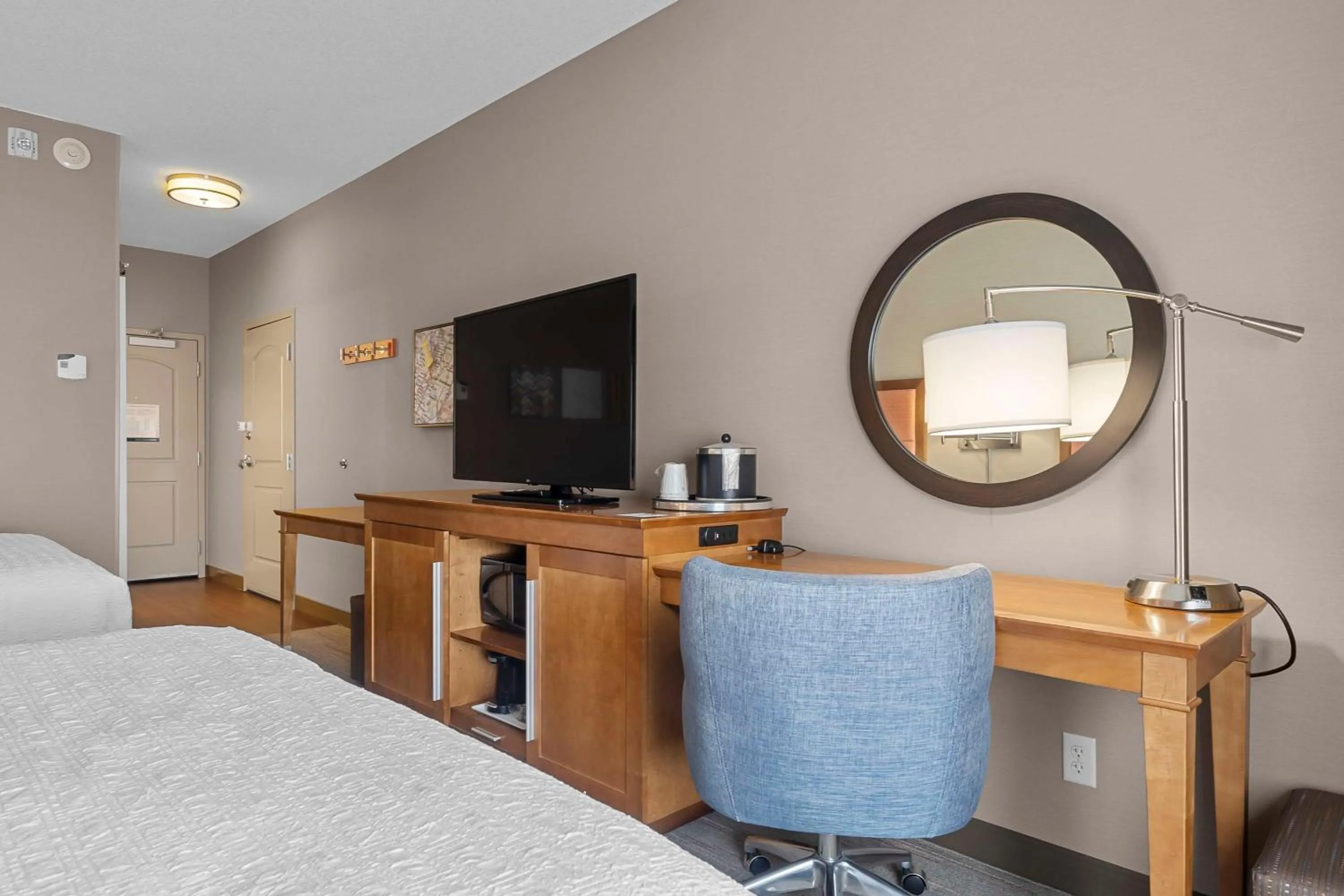 Bedroom, Bed in Hampton Inn Cape Girardeau I-55 East, MO