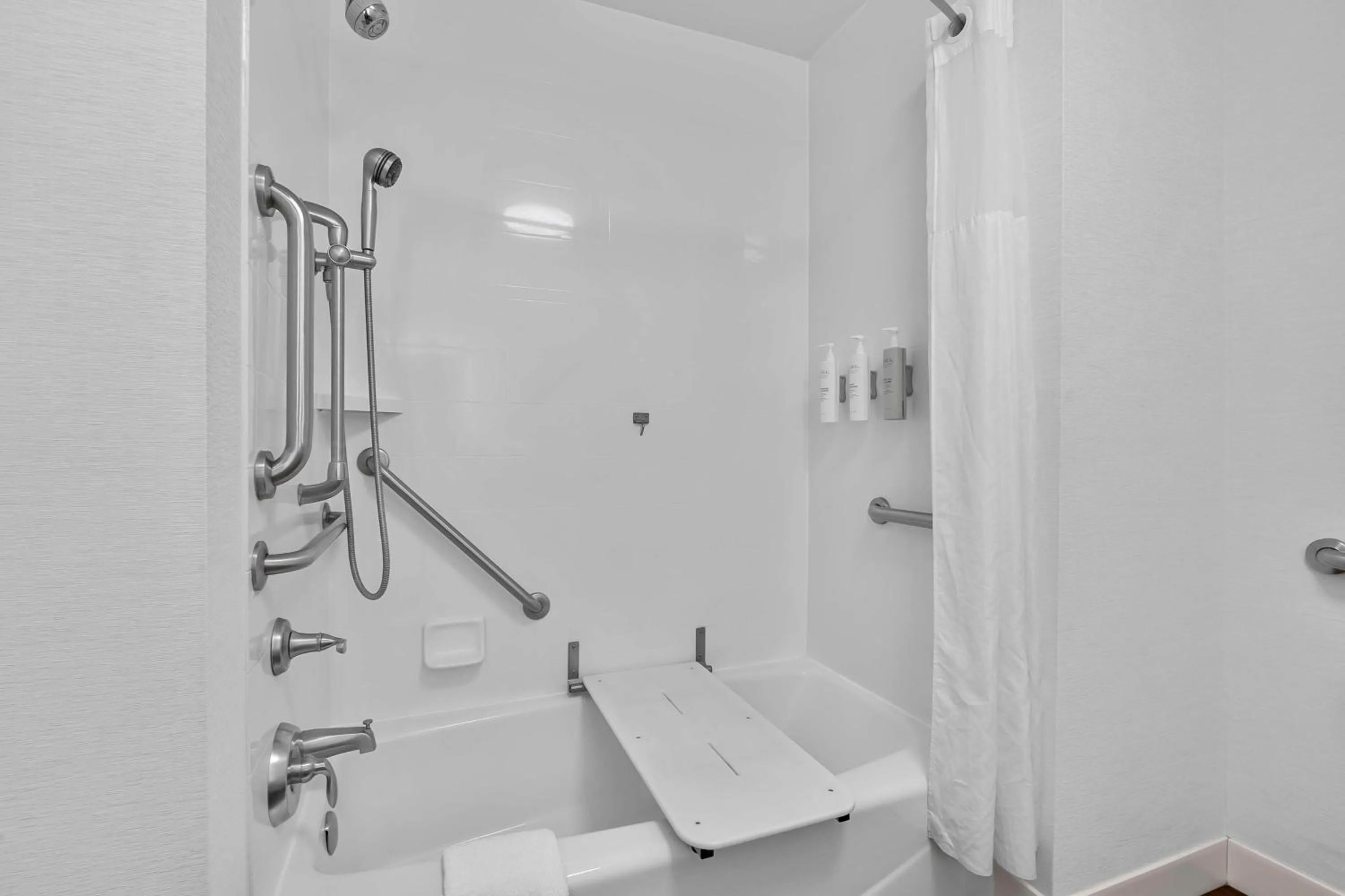 Bathroom in Hampton Inn Cape Girardeau I-55 East, MO