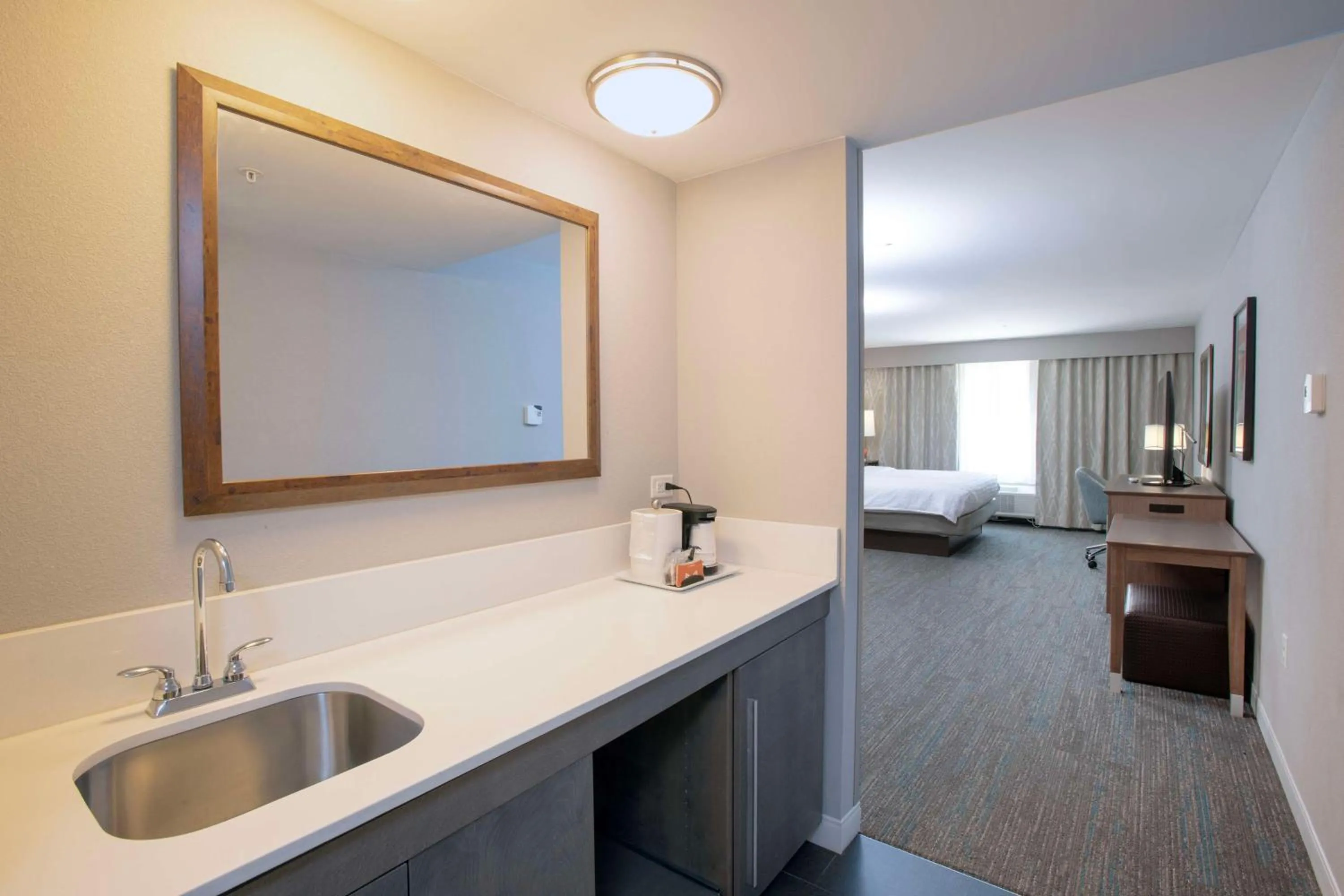 Bed in Hampton Inn & Suites - Cincinnati/Kenwood, OH