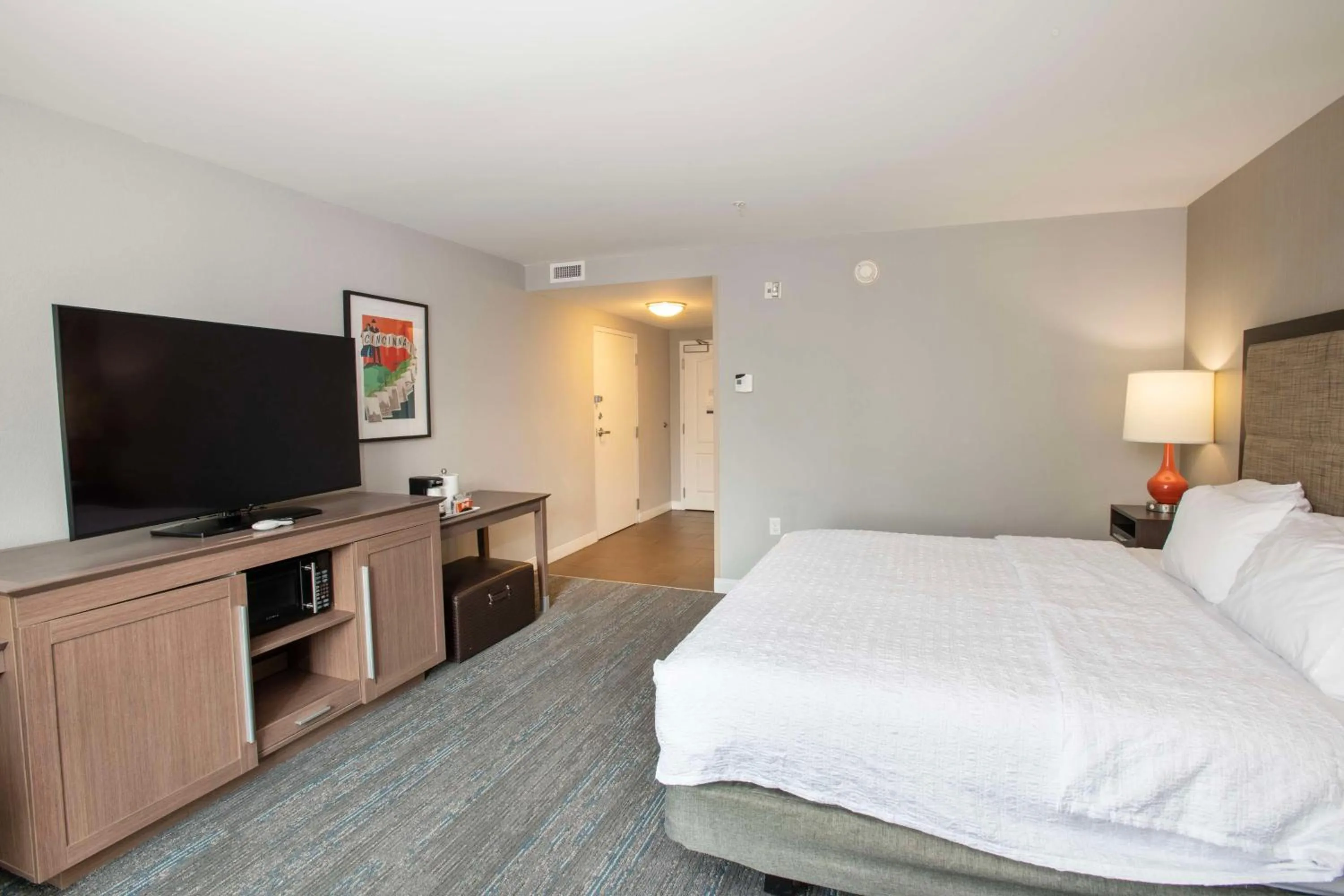 Bed in Hampton Inn & Suites - Cincinnati/Kenwood, OH