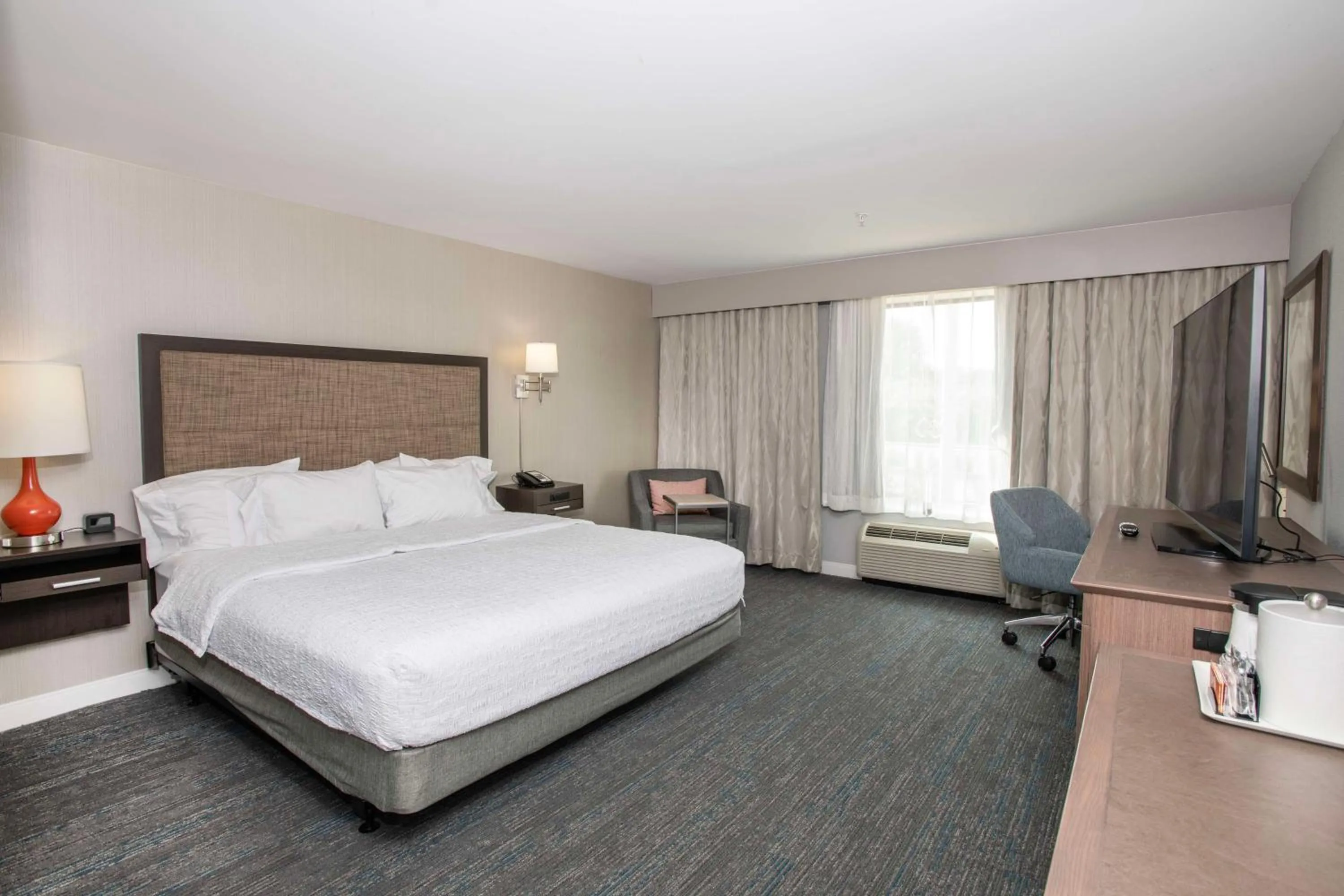 Bed in Hampton Inn & Suites - Cincinnati/Kenwood, OH