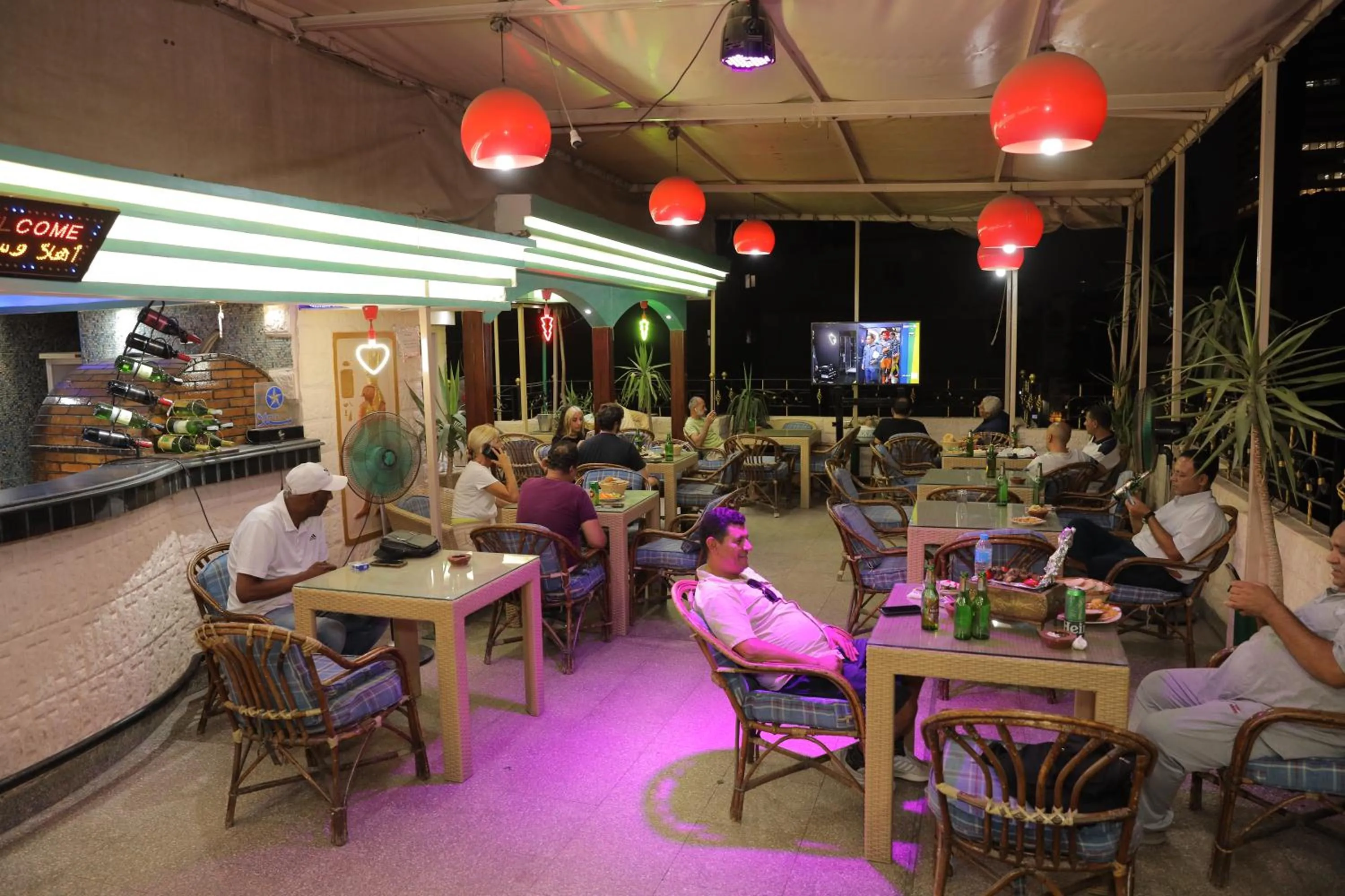 Restaurant/places to eat in Happy City Hotel