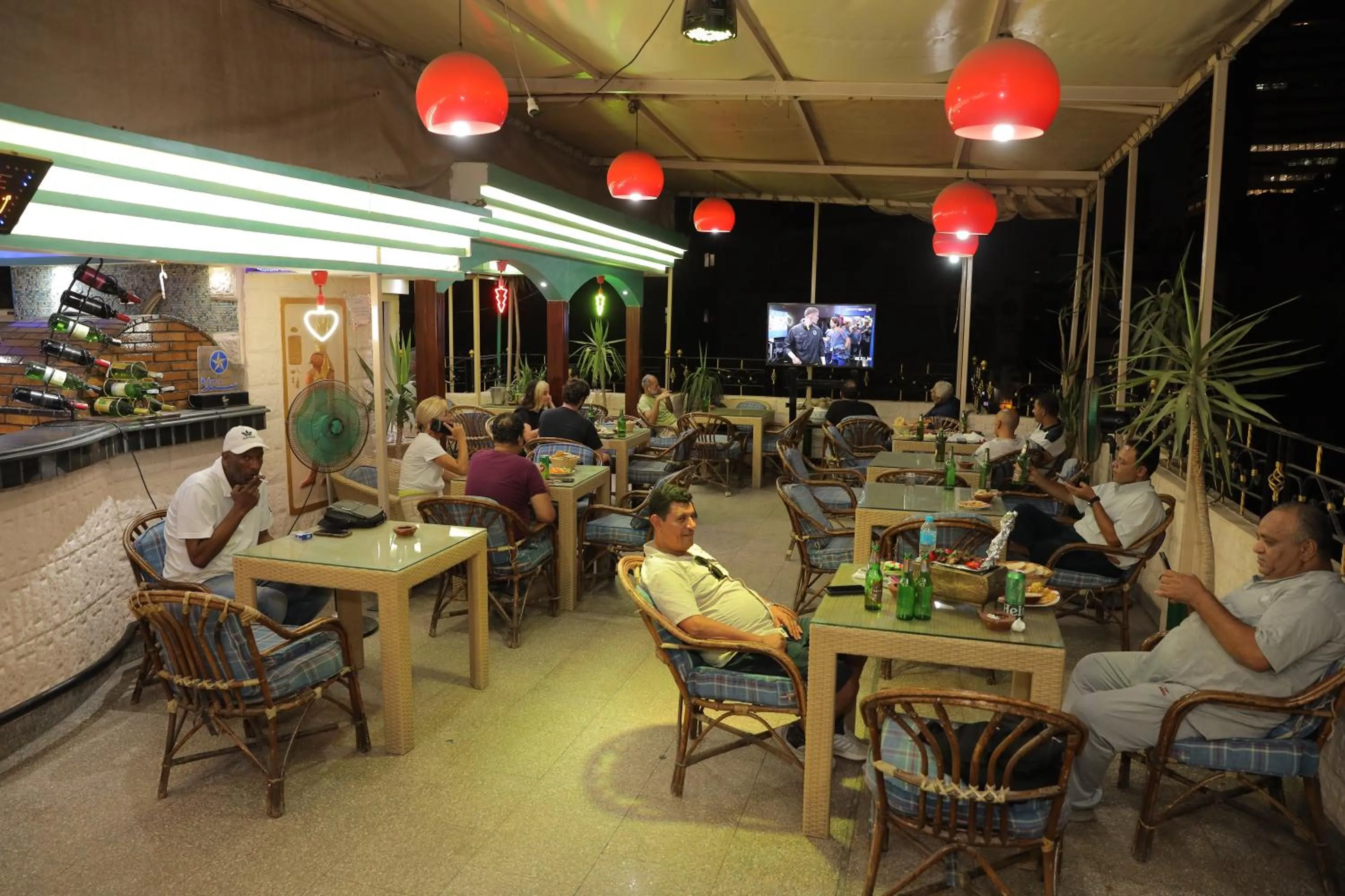 Restaurant/places to eat in Happy City Hotel