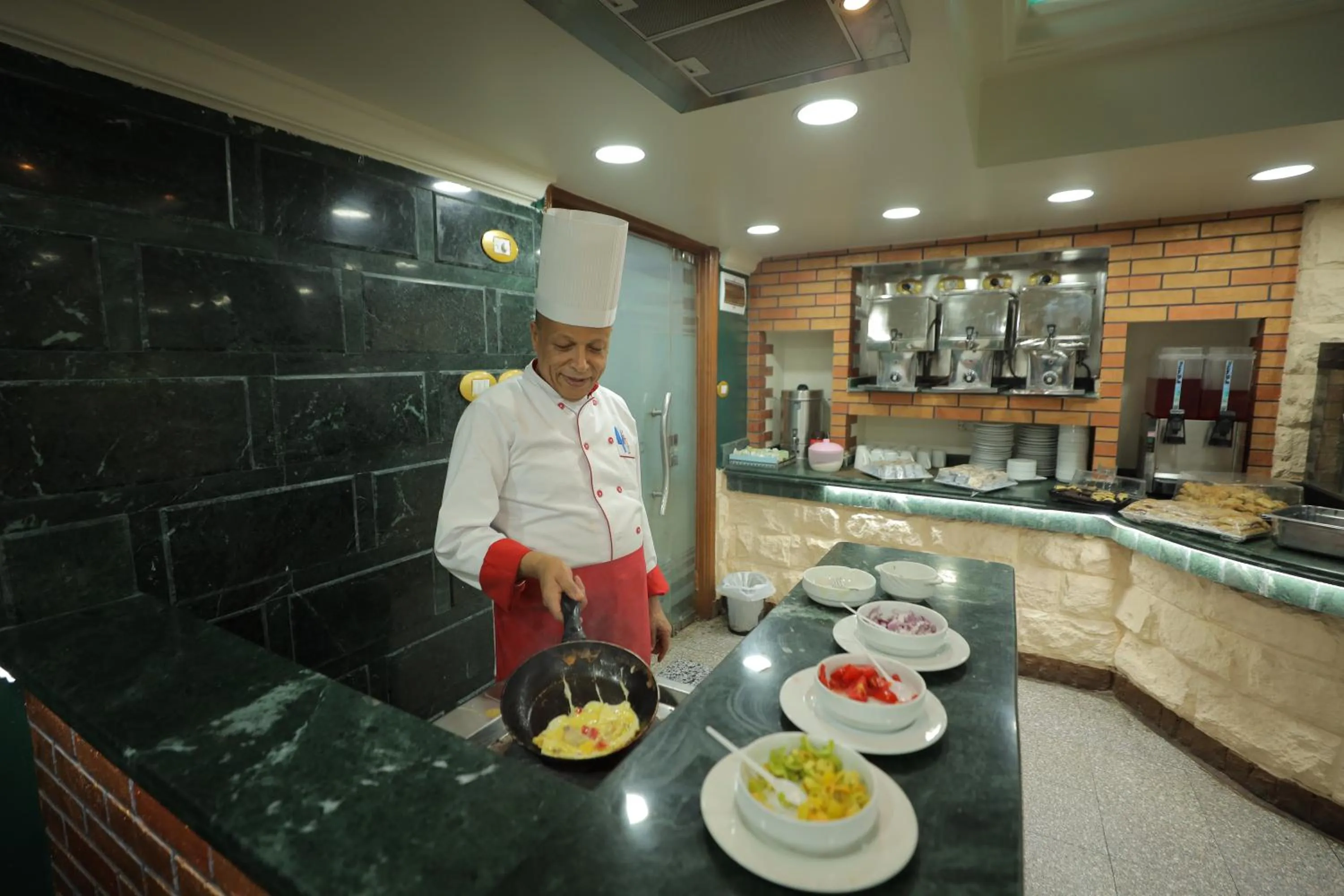 Restaurant/places to eat in Happy City Hotel