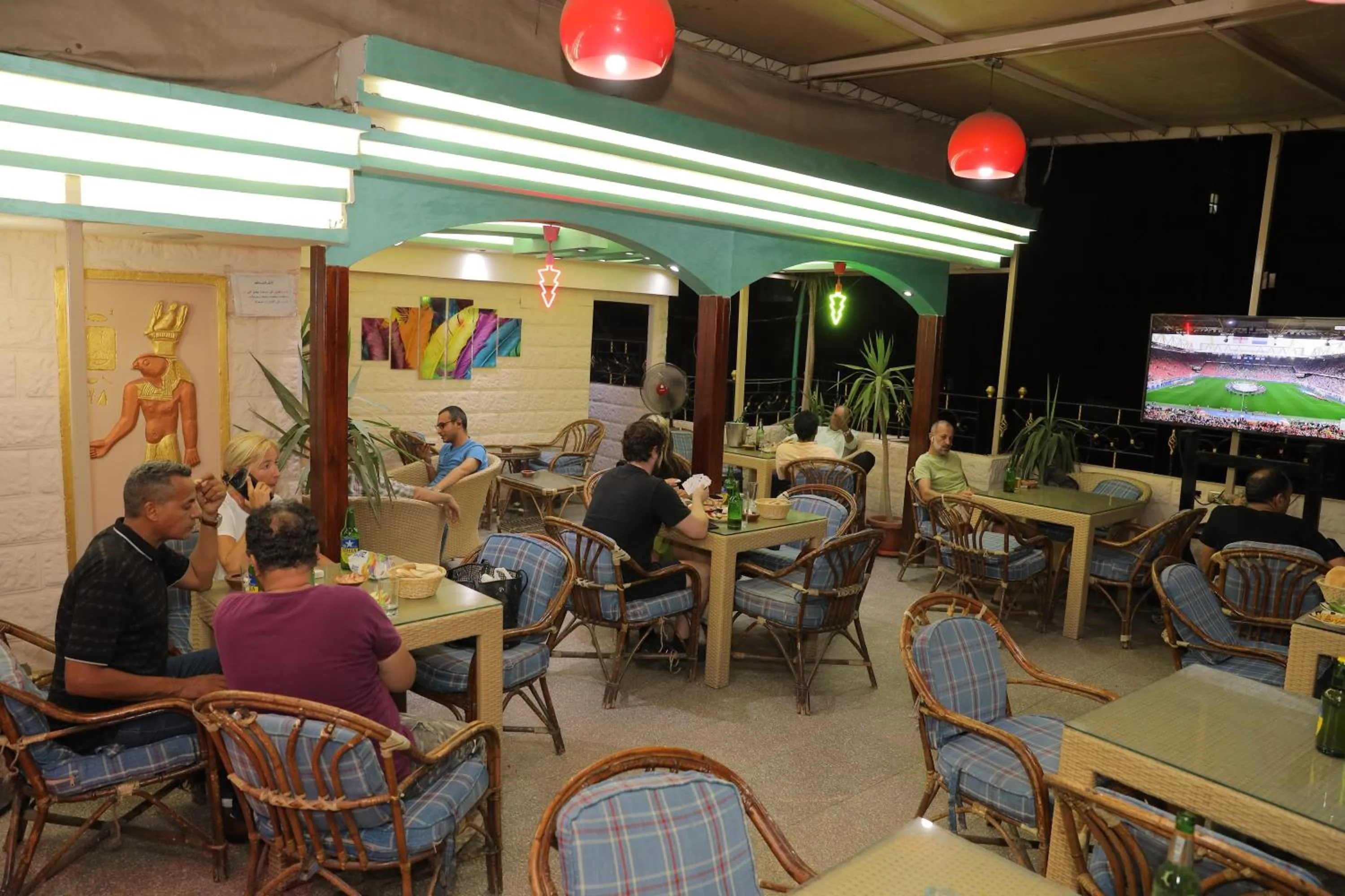 Restaurant/places to eat in Happy City Hotel