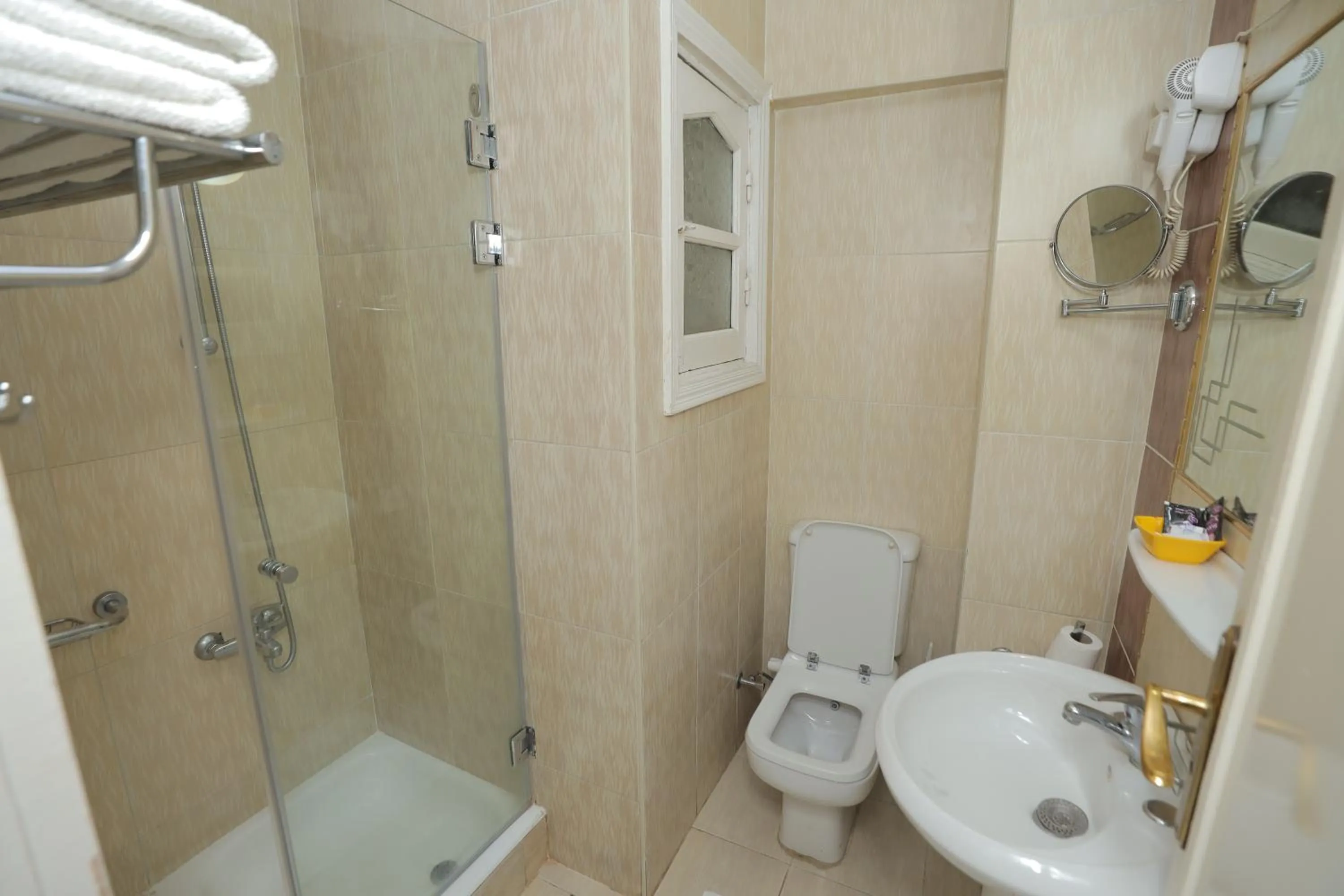 Bathroom in Happy City Hotel