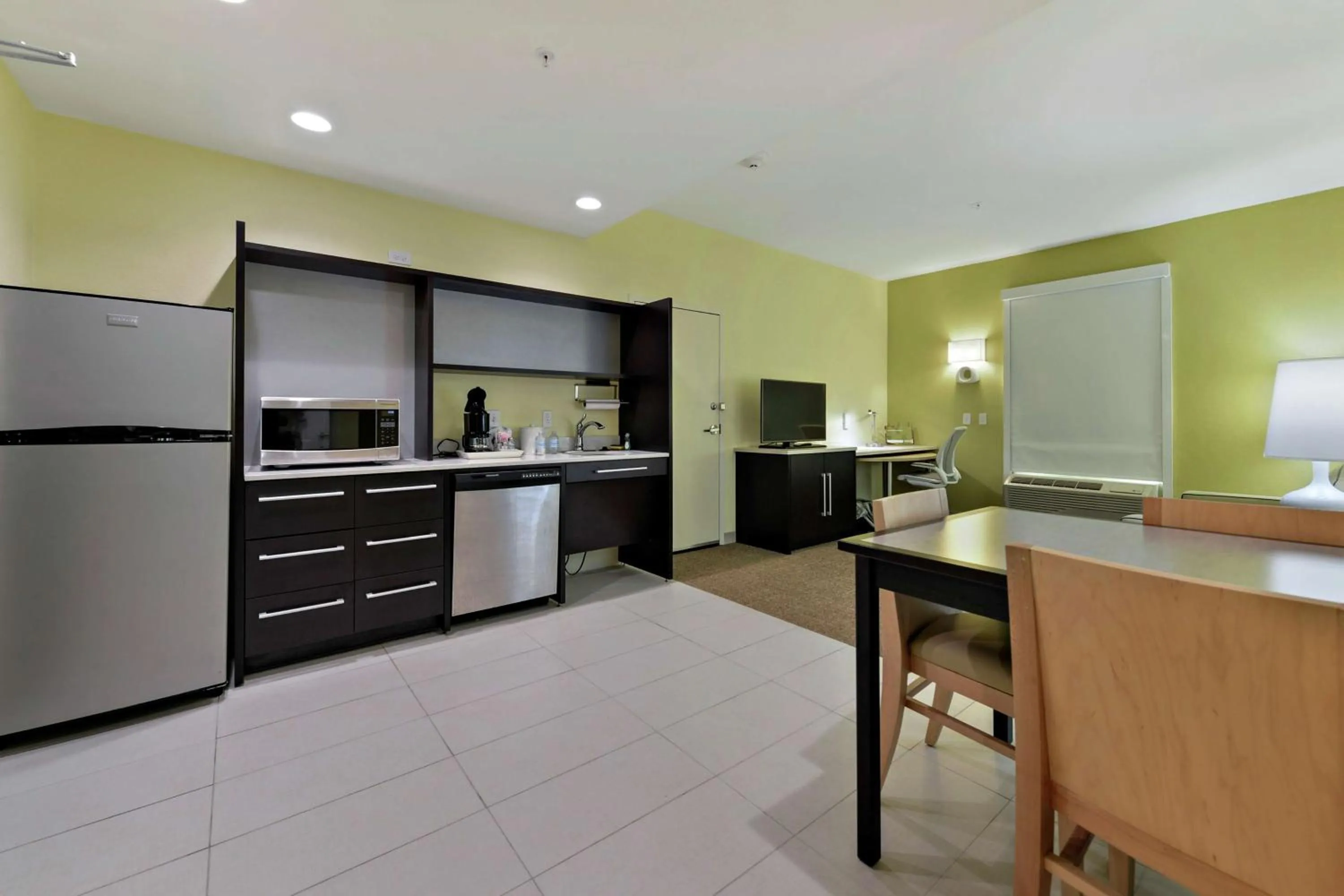 Living room in Home2 Suites by Hilton Gulfport I-10