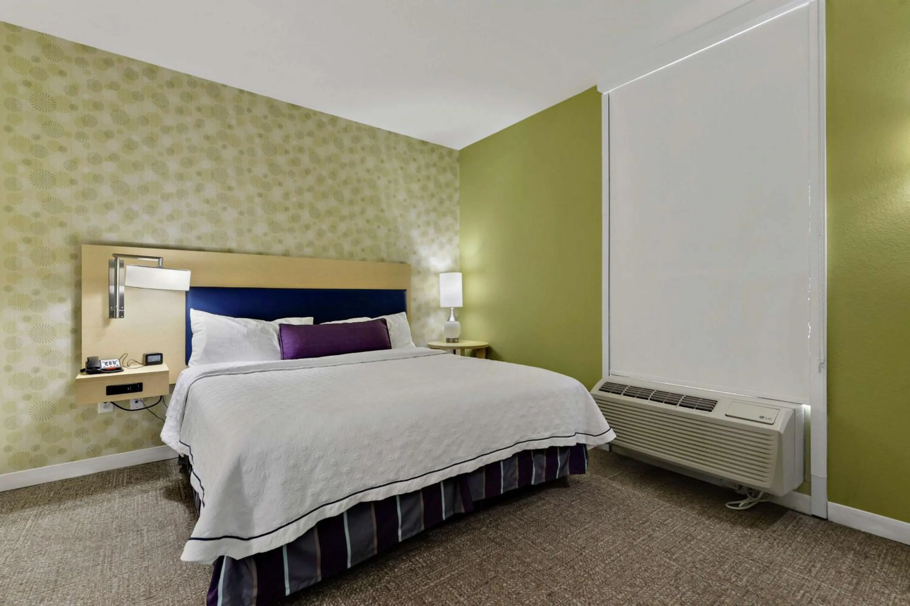 Bed in Home2 Suites by Hilton Gulfport I-10