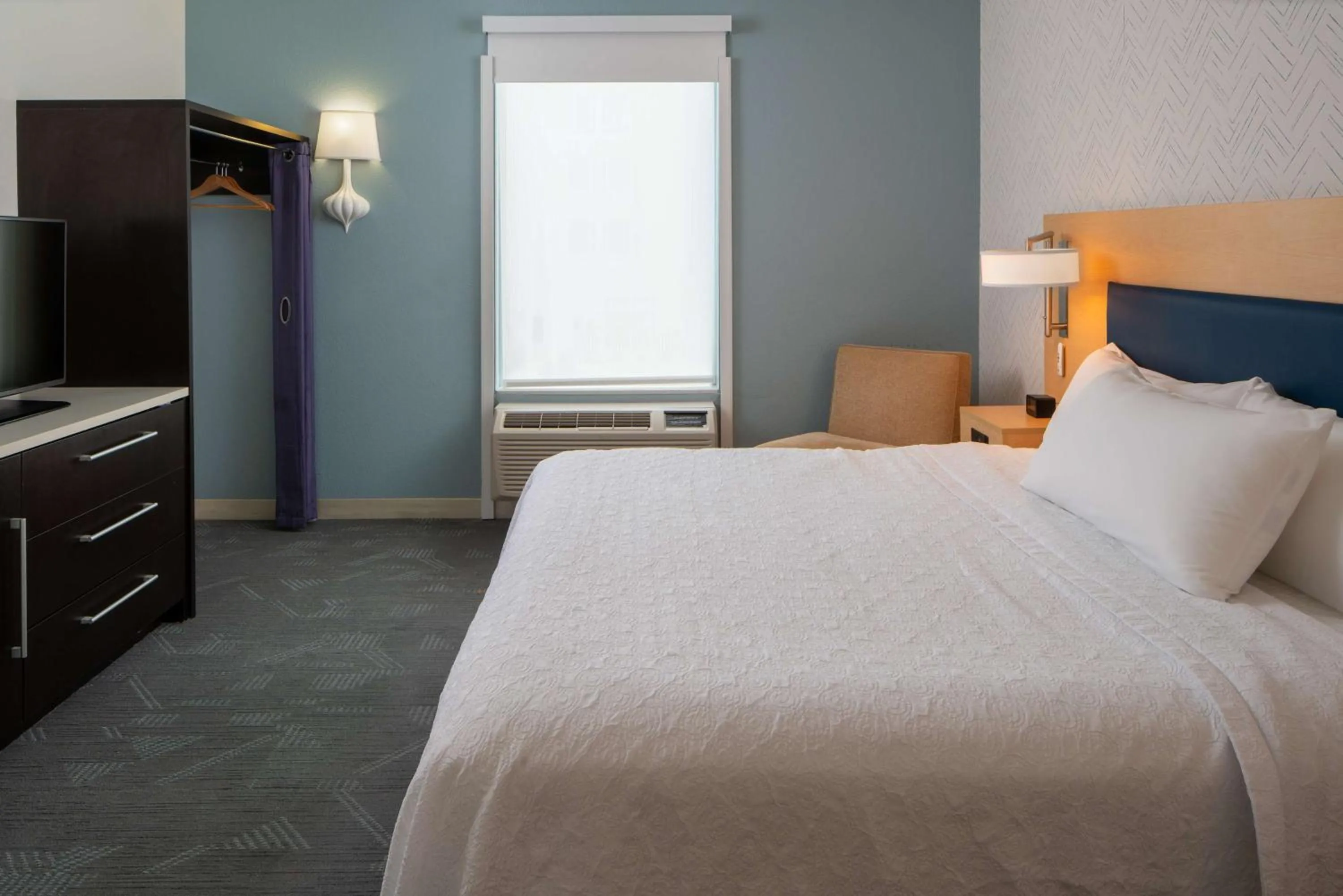 Bed in Home2 Suites by Hilton Gulfport I-10