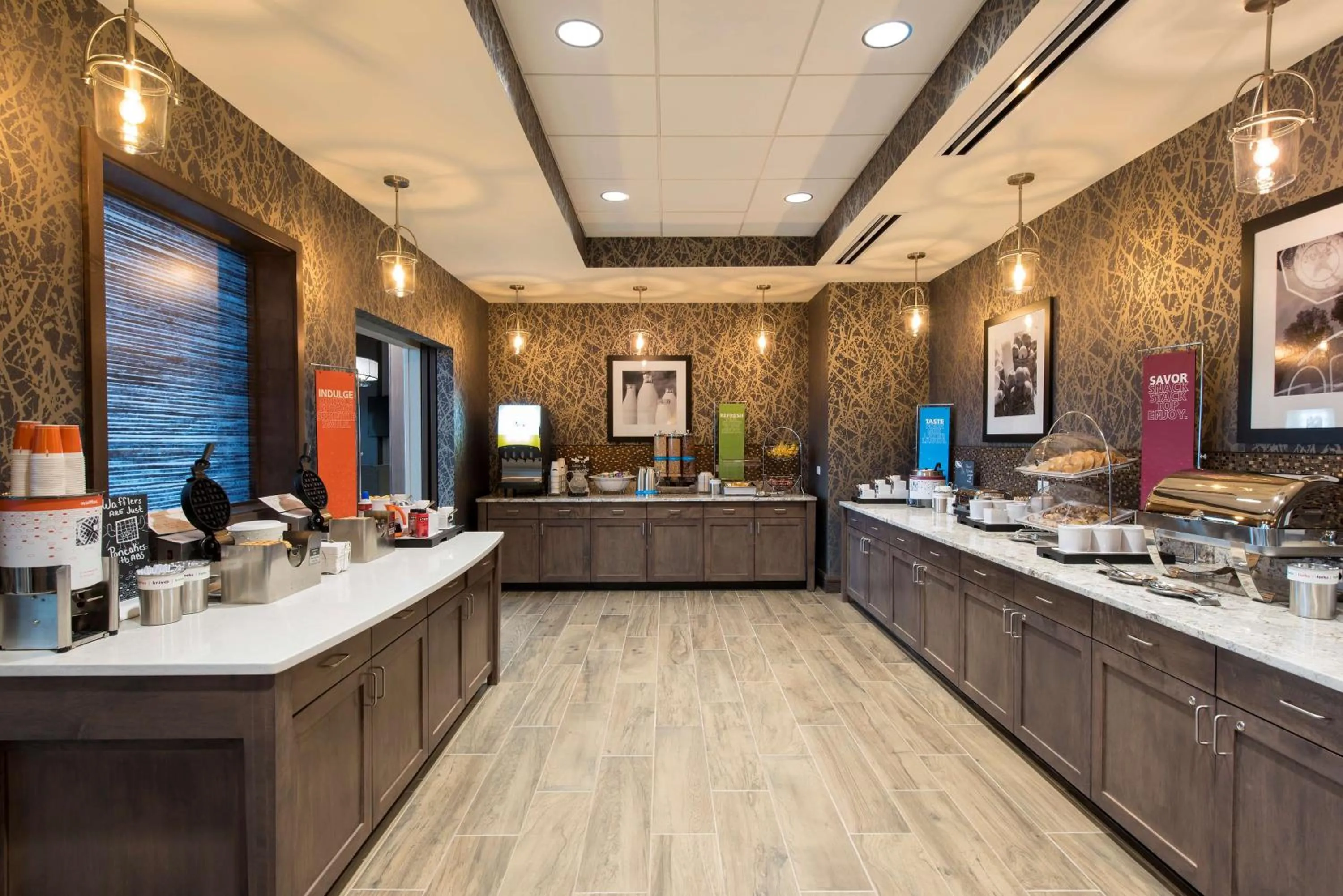 Dining area in Hampton Inn & Suites Grand Rapids Downtown