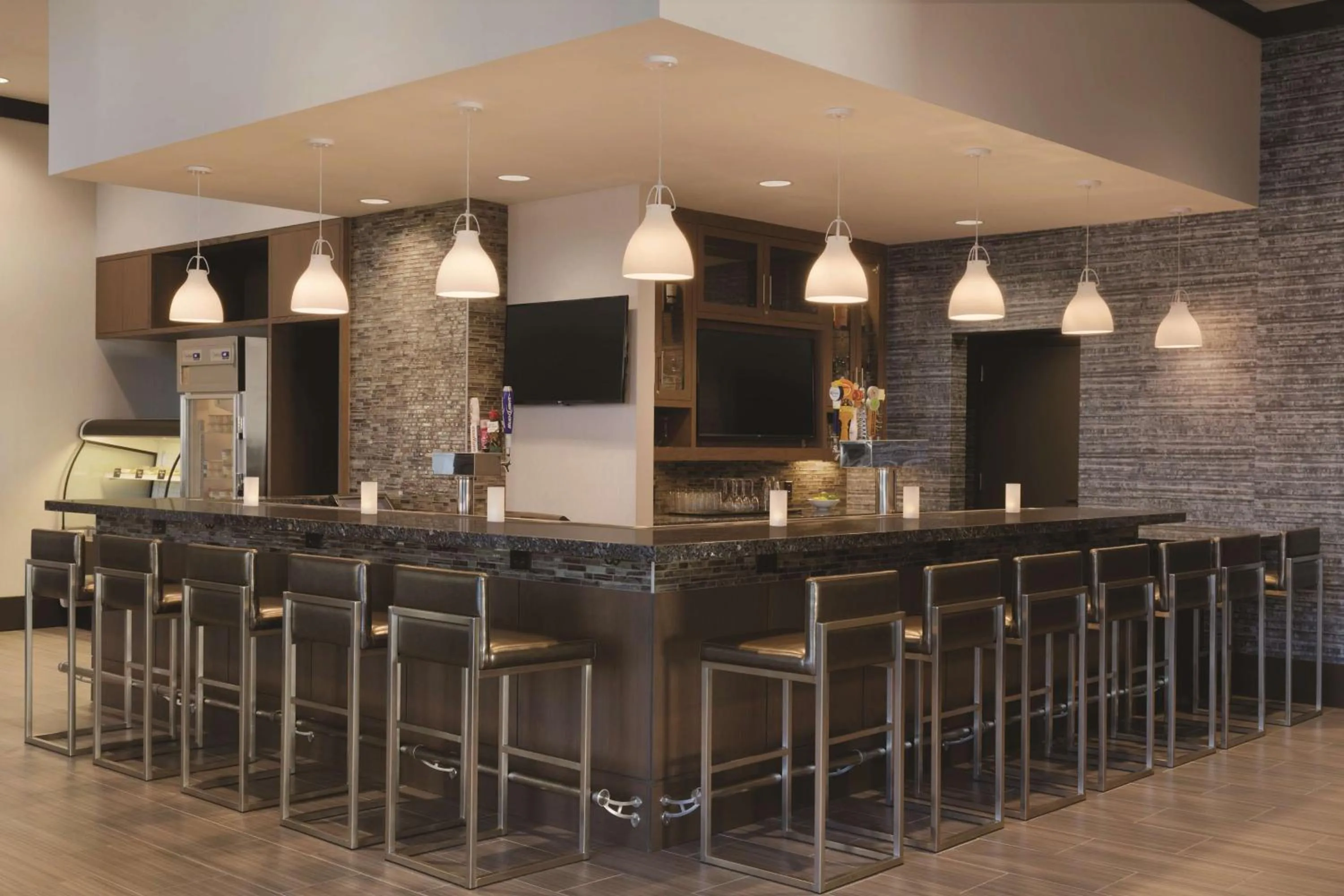 Lounge or bar in Embassy Suites by Hilton The Woodlands