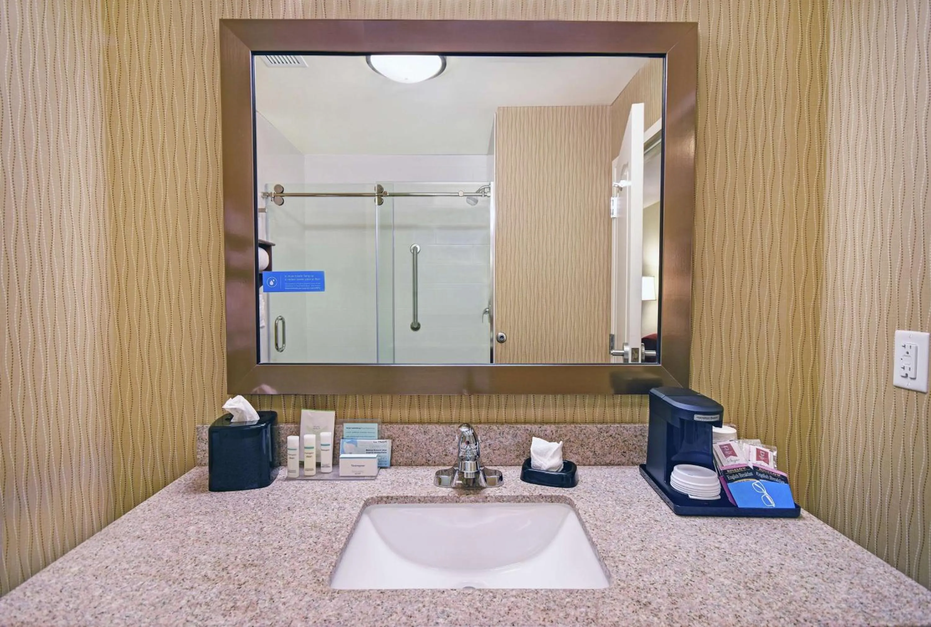 Bathroom in Hampton Inn & Suites Milwaukee/Franklin