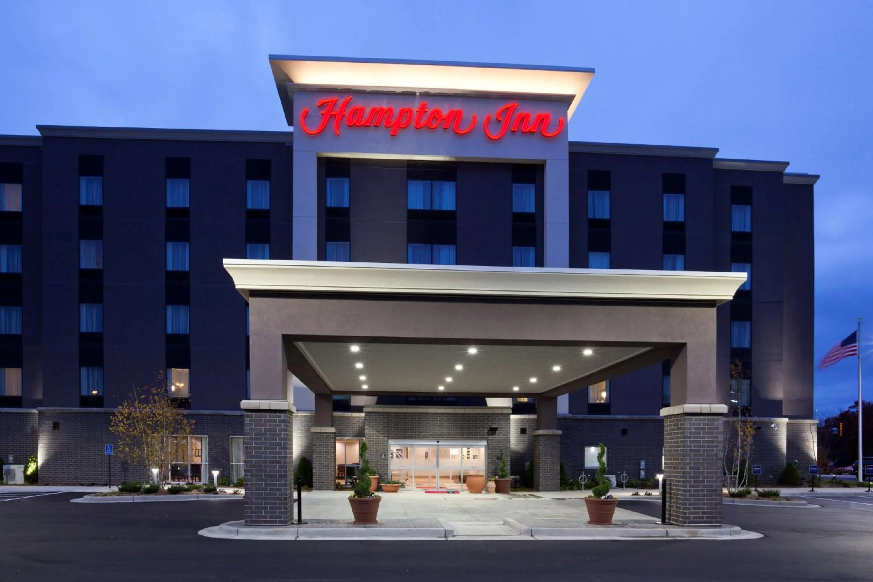 Property building in Hampton Inn Minneapolis Bloomington West