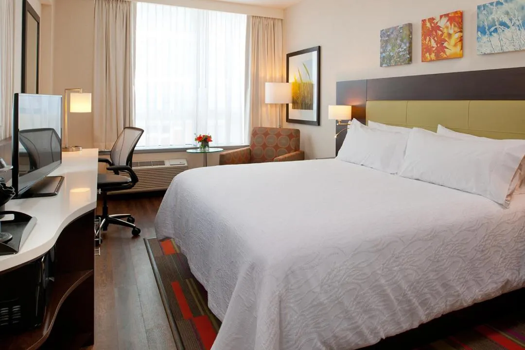 Photo of the whole room, Bed in Hilton Garden Inn Pittsburgh Downtown