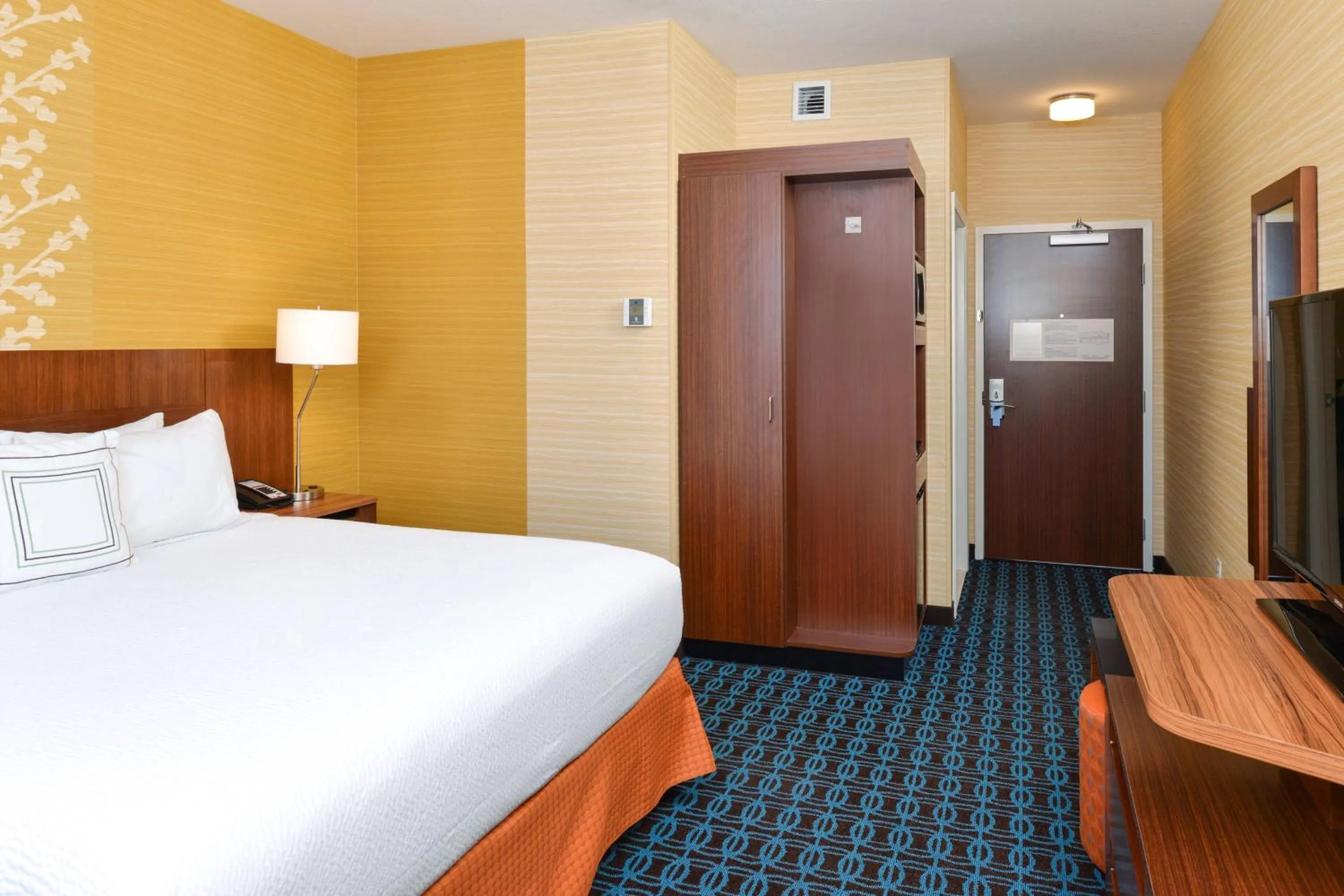 Photo of the whole room, Bed in Fairfield Inn & Suites by Marriott Gallup