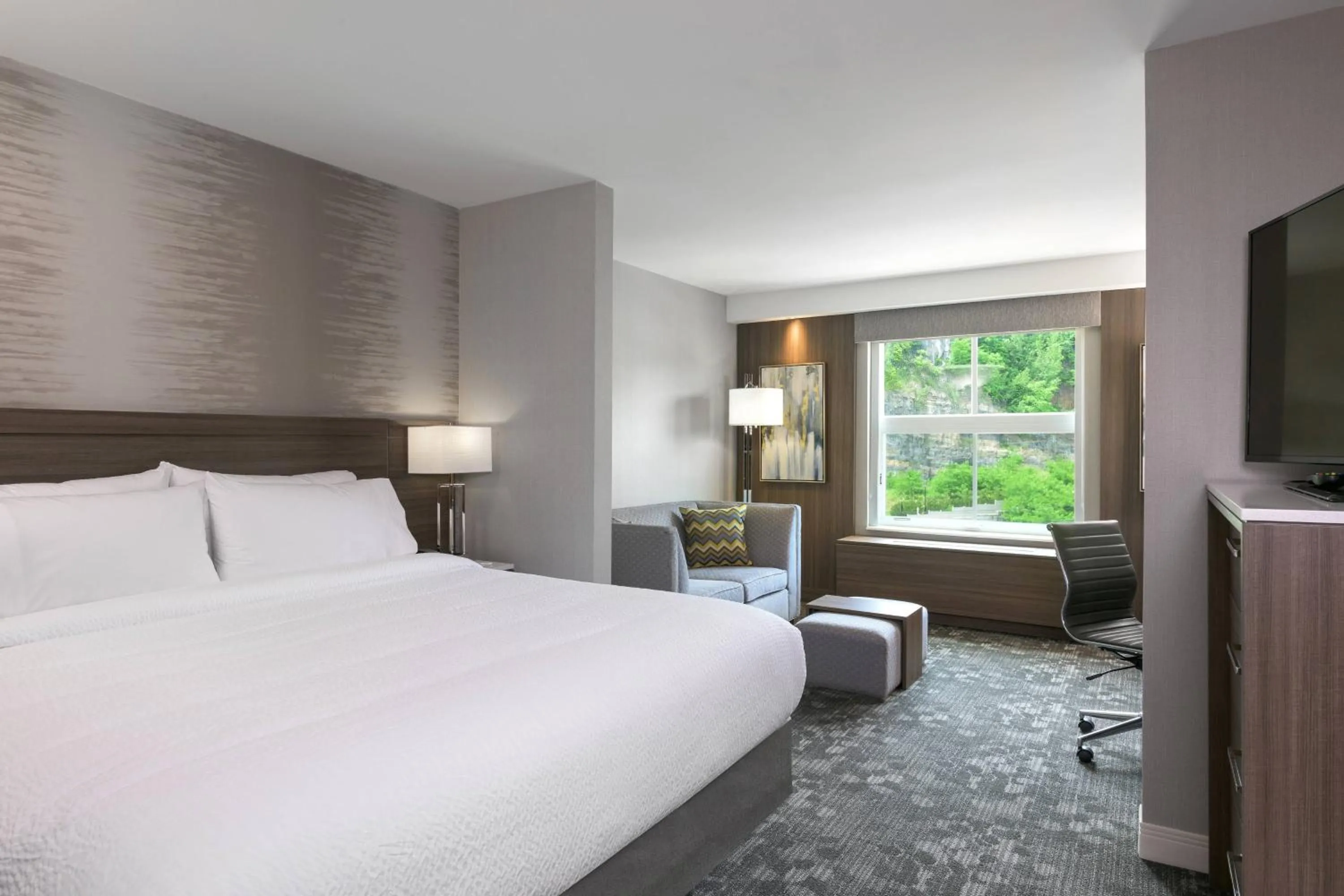 Photo of the whole room, Bed in Courtyard by Marriott Edgewater NYC Area