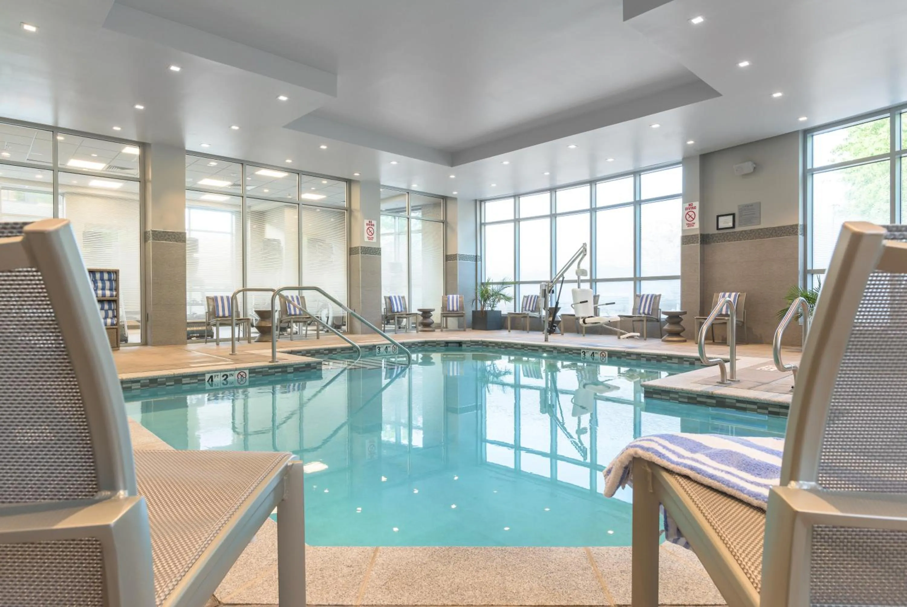 Swimming pool in Courtyard by Marriott Edgewater NYC Area