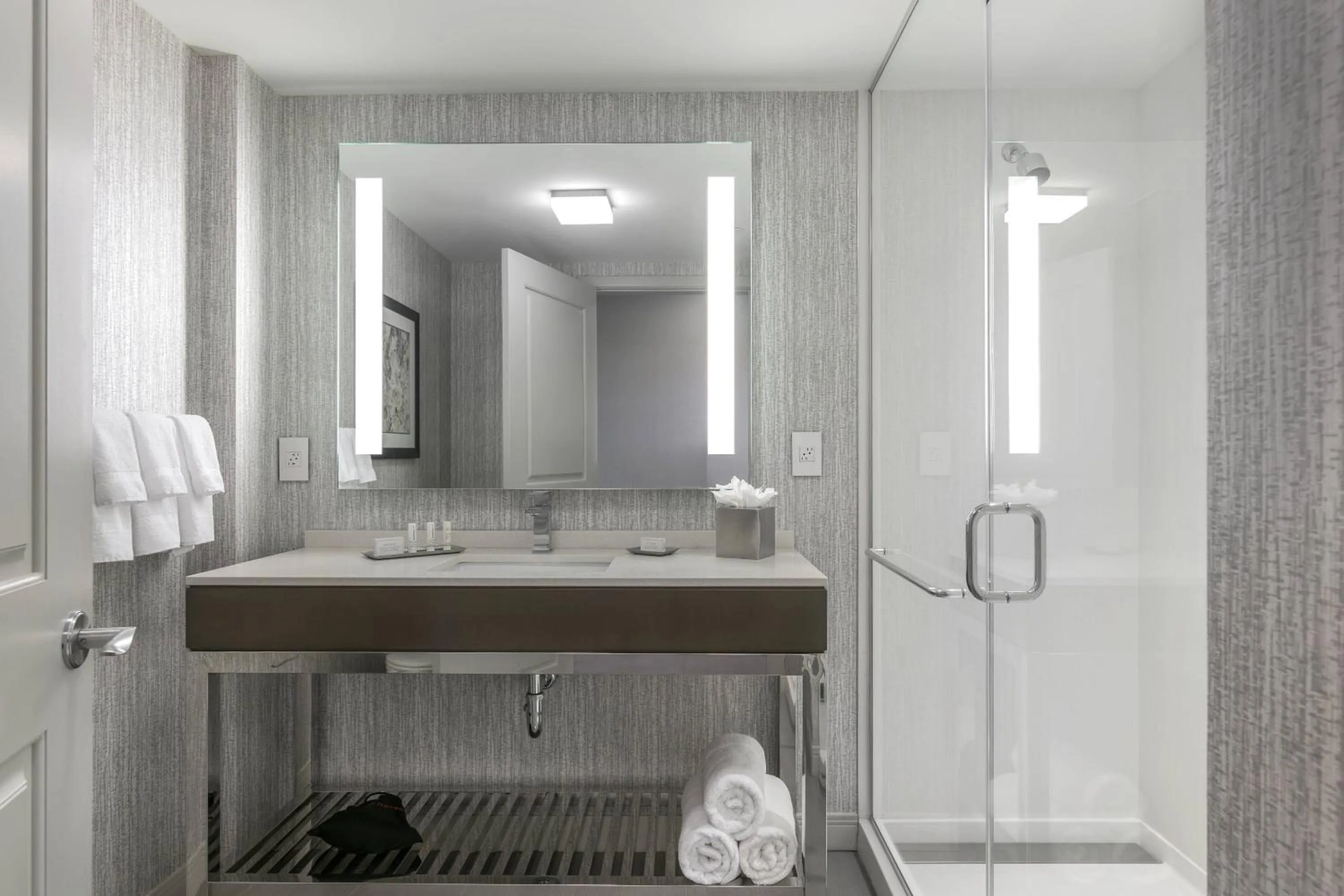 Bathroom in Courtyard by Marriott Edgewater NYC Area